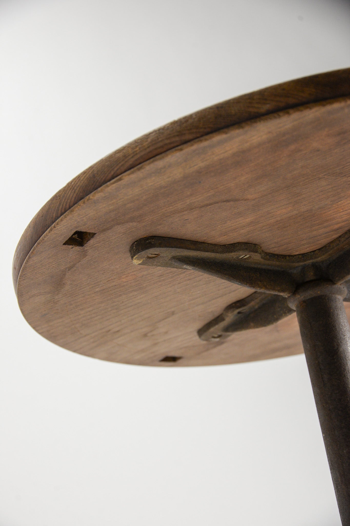 Cast Iron Base Round Table / 鋳物脚円卓