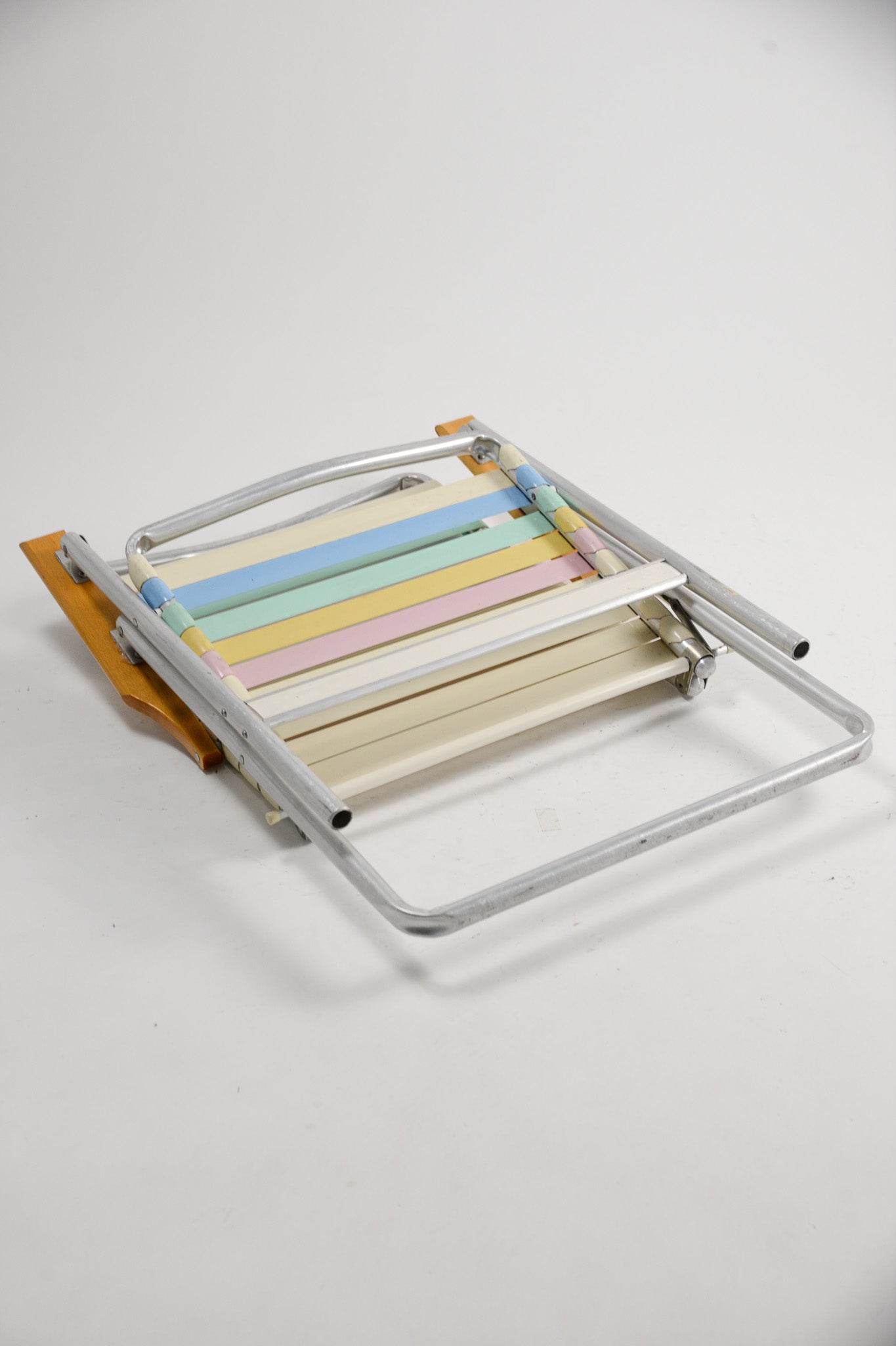 Folding Chair with Armrests / アーム付き折りたたみ椅子