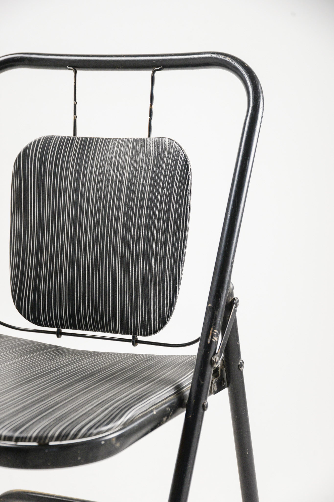 Metal Folding Chair / 金属フレームの折りたたみ椅子