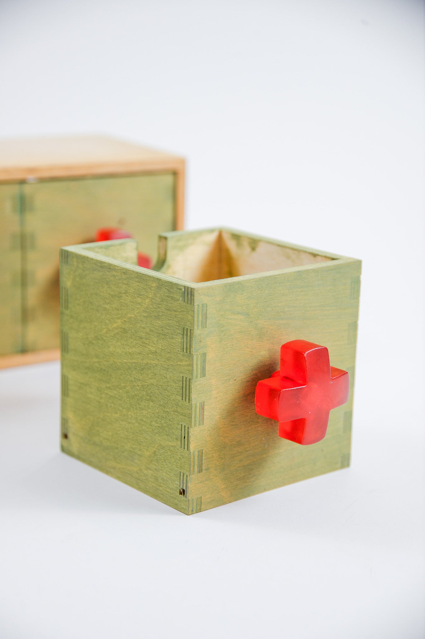 Wall-mounted 5-Drawer Chest / 壁付けの5連引き出し