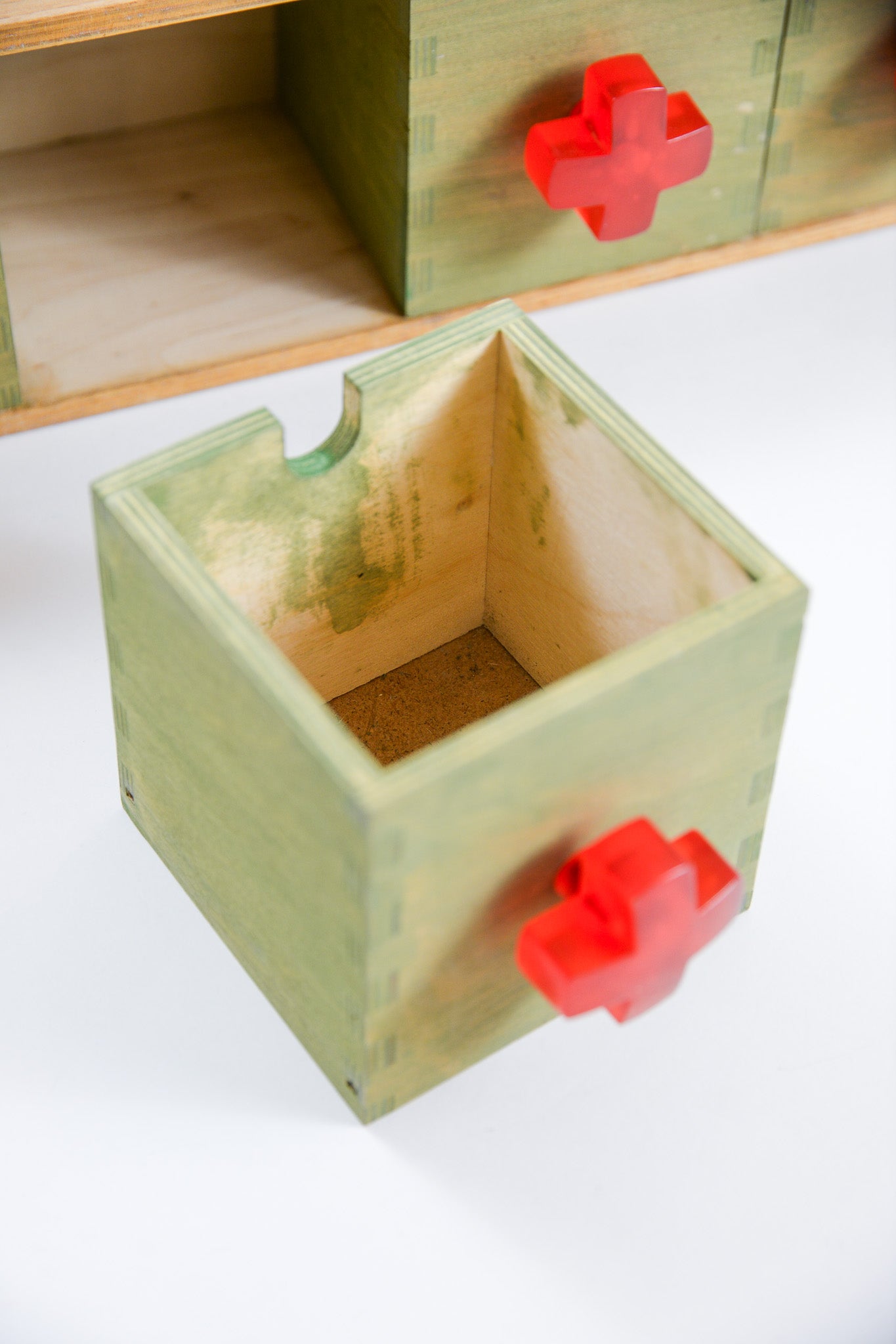 Wall-mounted 5-Drawer Chest / 壁付けの5連引き出し