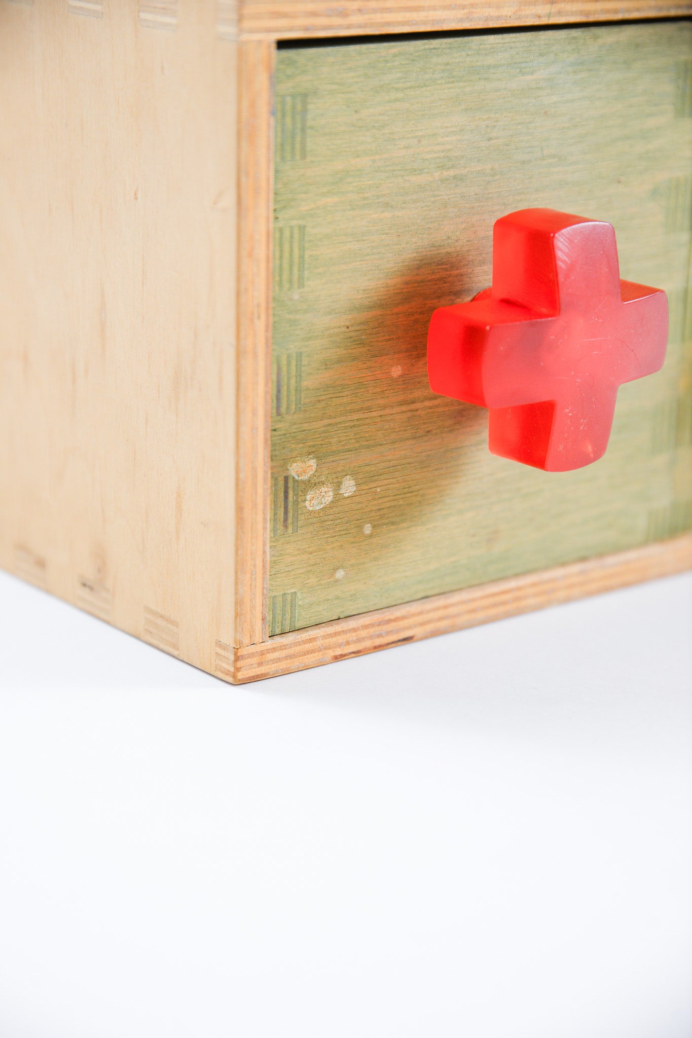 Wall-mounted 5-Drawer Chest / 壁付けの5連引き出し