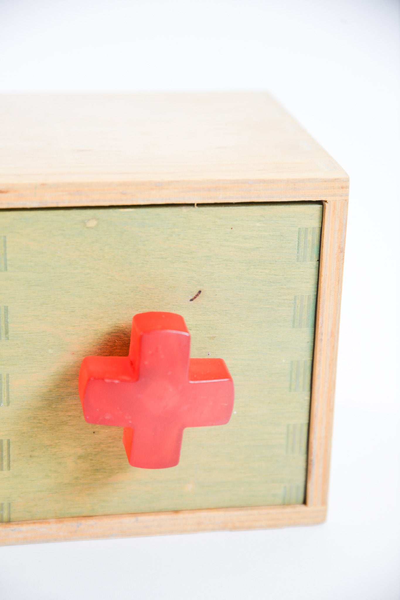 Wall-mounted 5-Drawer Chest / 壁付けの5連引き出し