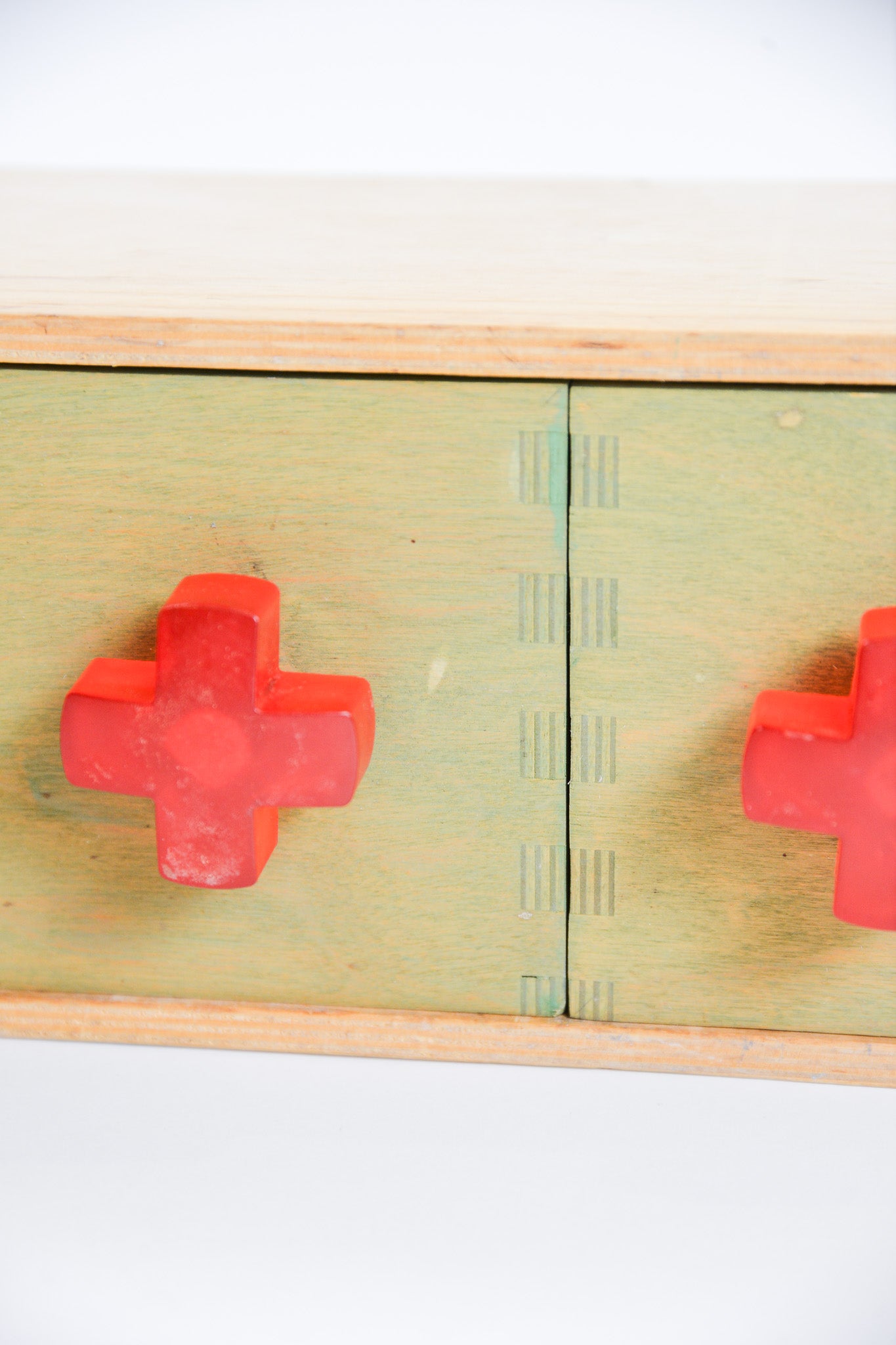 Wall-mounted 5-Drawer Chest / 壁付けの5連引き出し