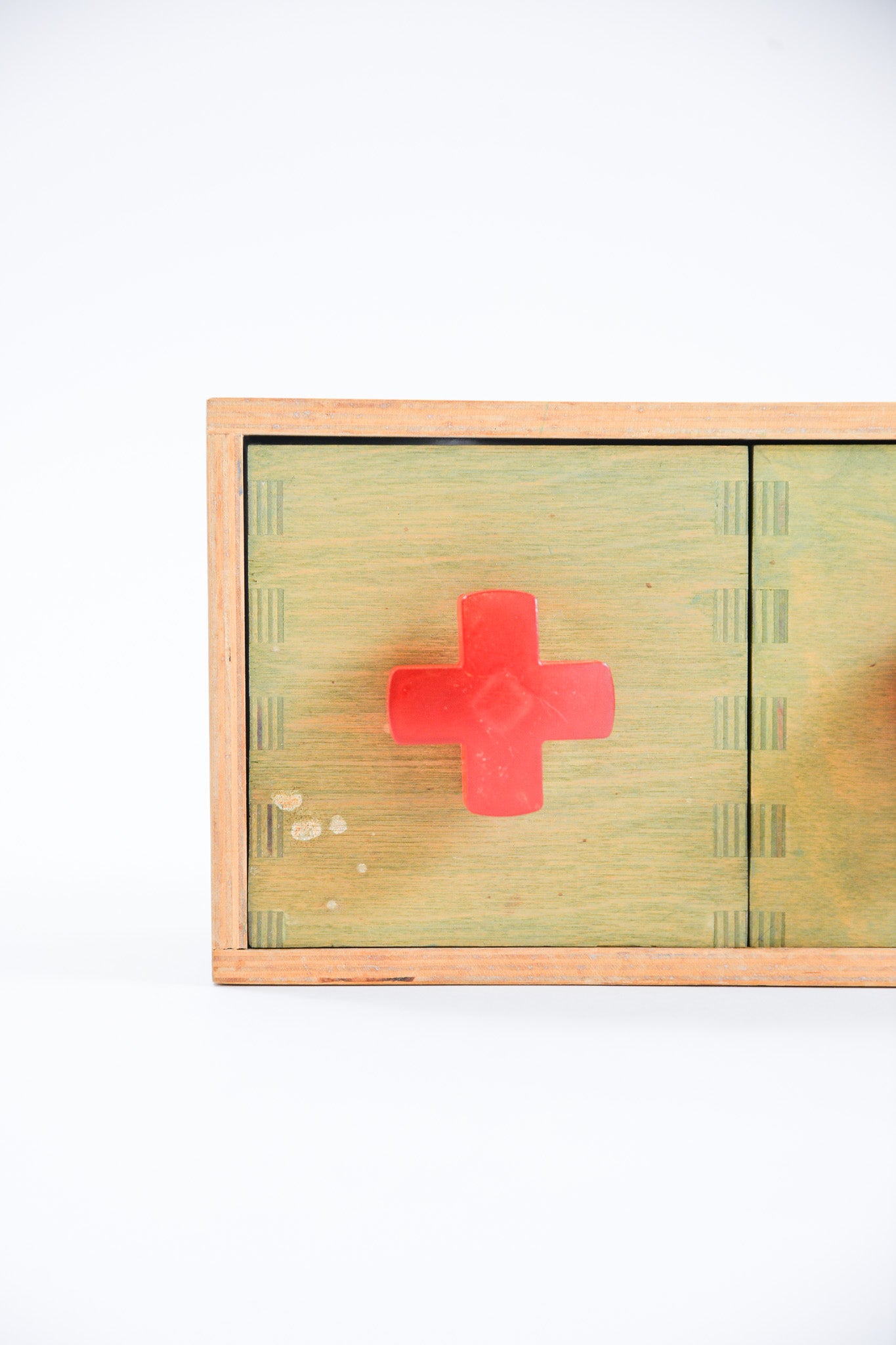 Wall-mounted 5-Drawer Chest / 壁付けの5連引き出し