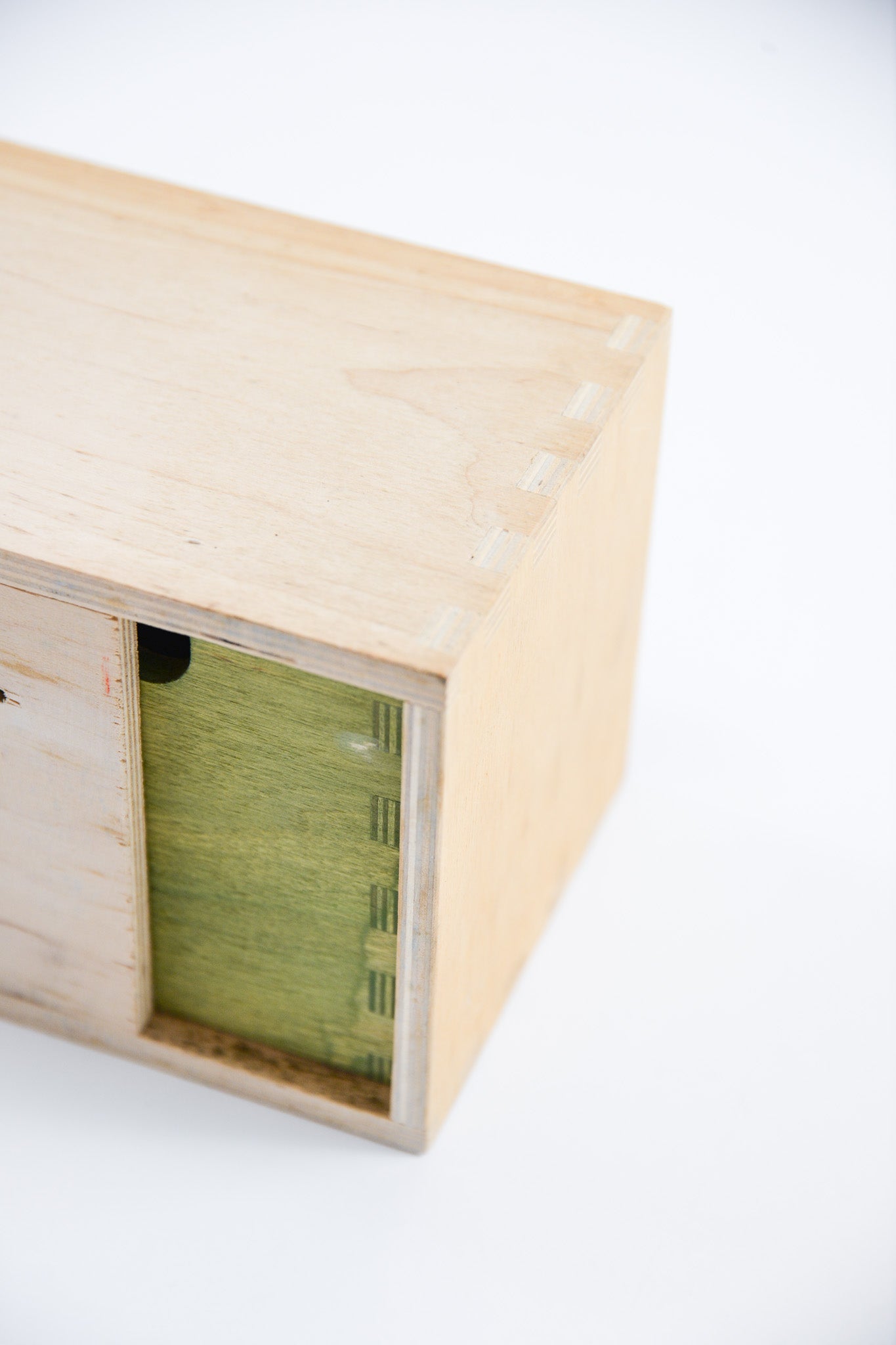 Wall-mounted 5-Drawer Chest / 壁付けの5連引き出し