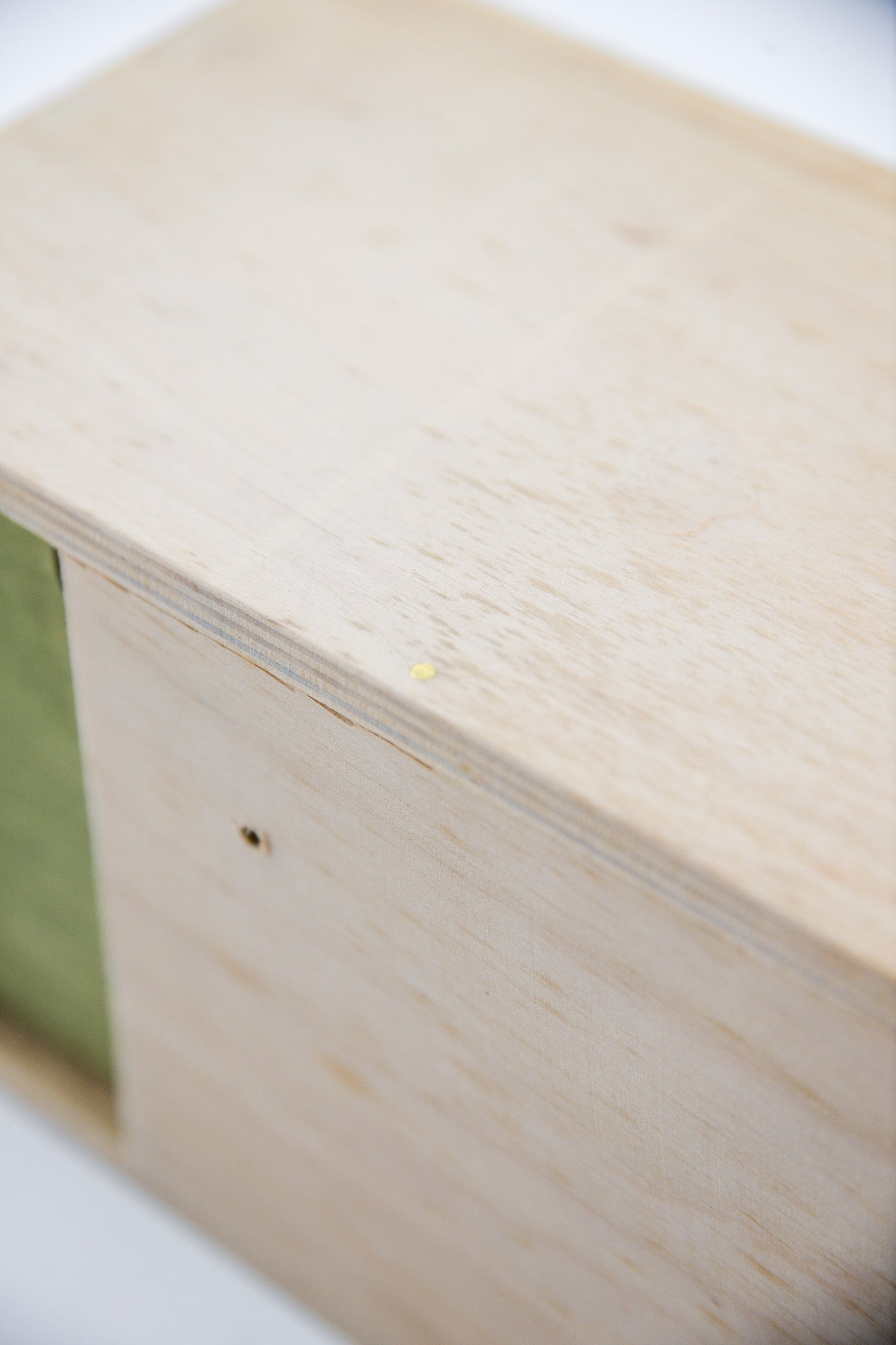 Wall-mounted 5-Drawer Chest / 壁付けの5連引き出し