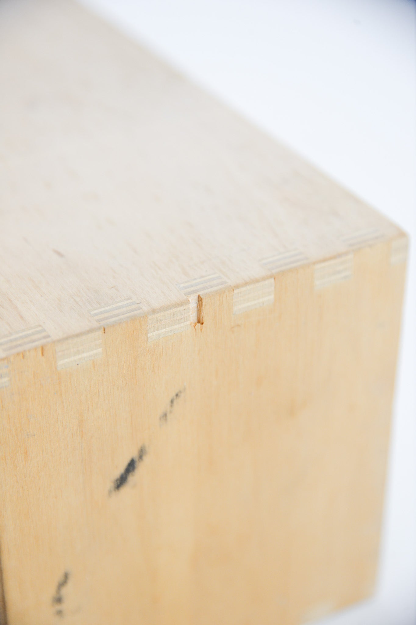 Wall-mounted 5-Drawer Chest / 壁付けの5連引き出し