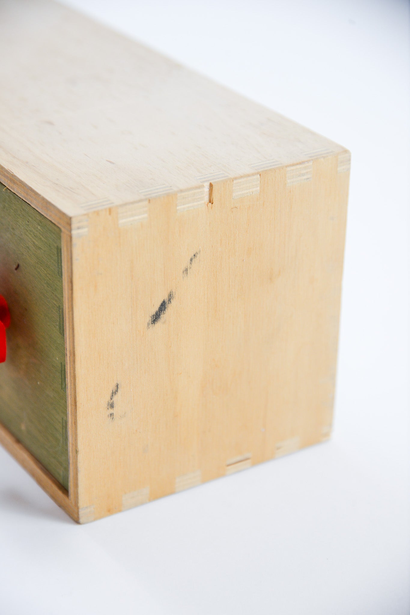 Wall-mounted 5-Drawer Chest / 壁付けの5連引き出し