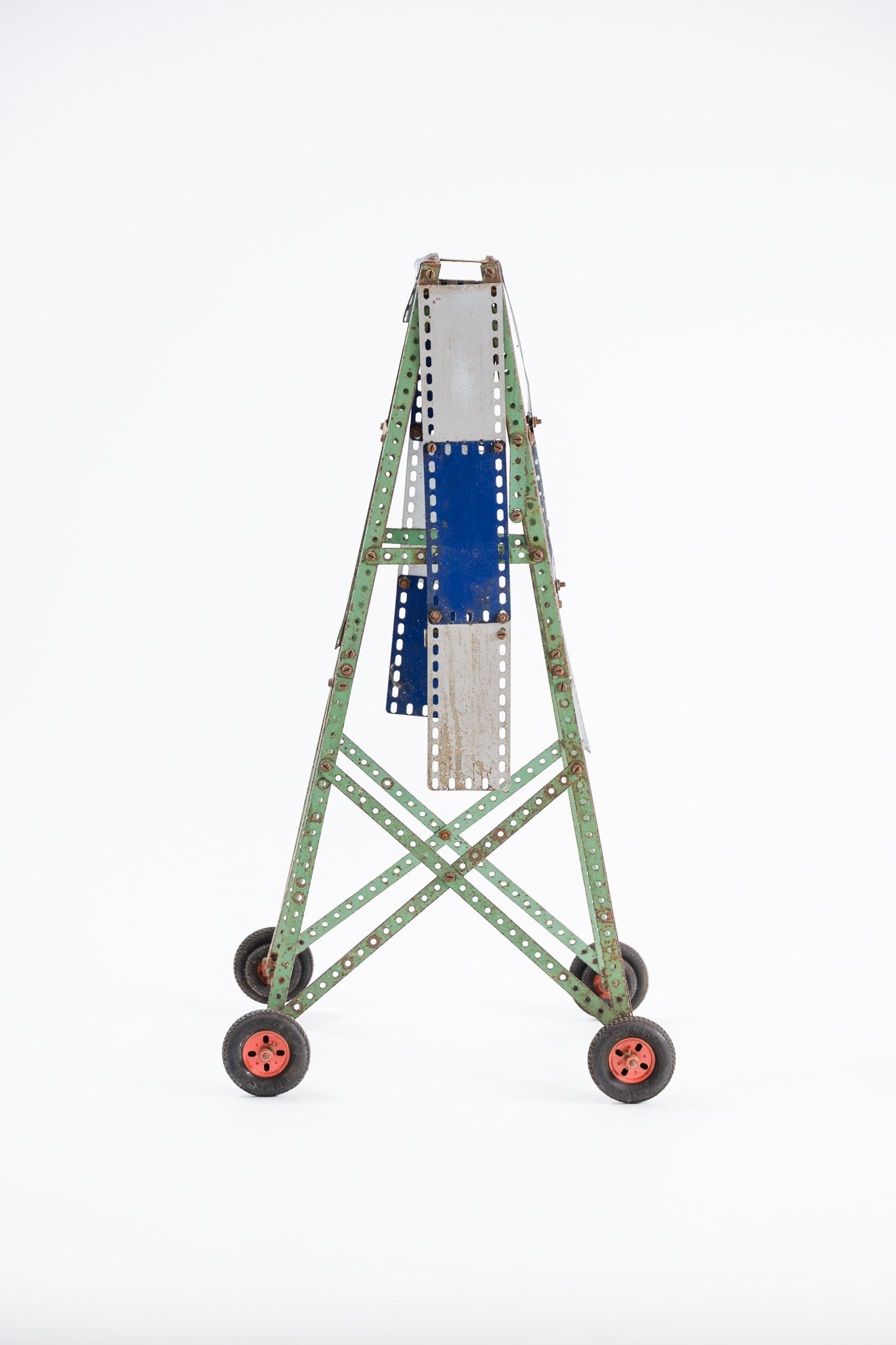 Metal Tower with Wheels / メタルタイヤ付きの塔