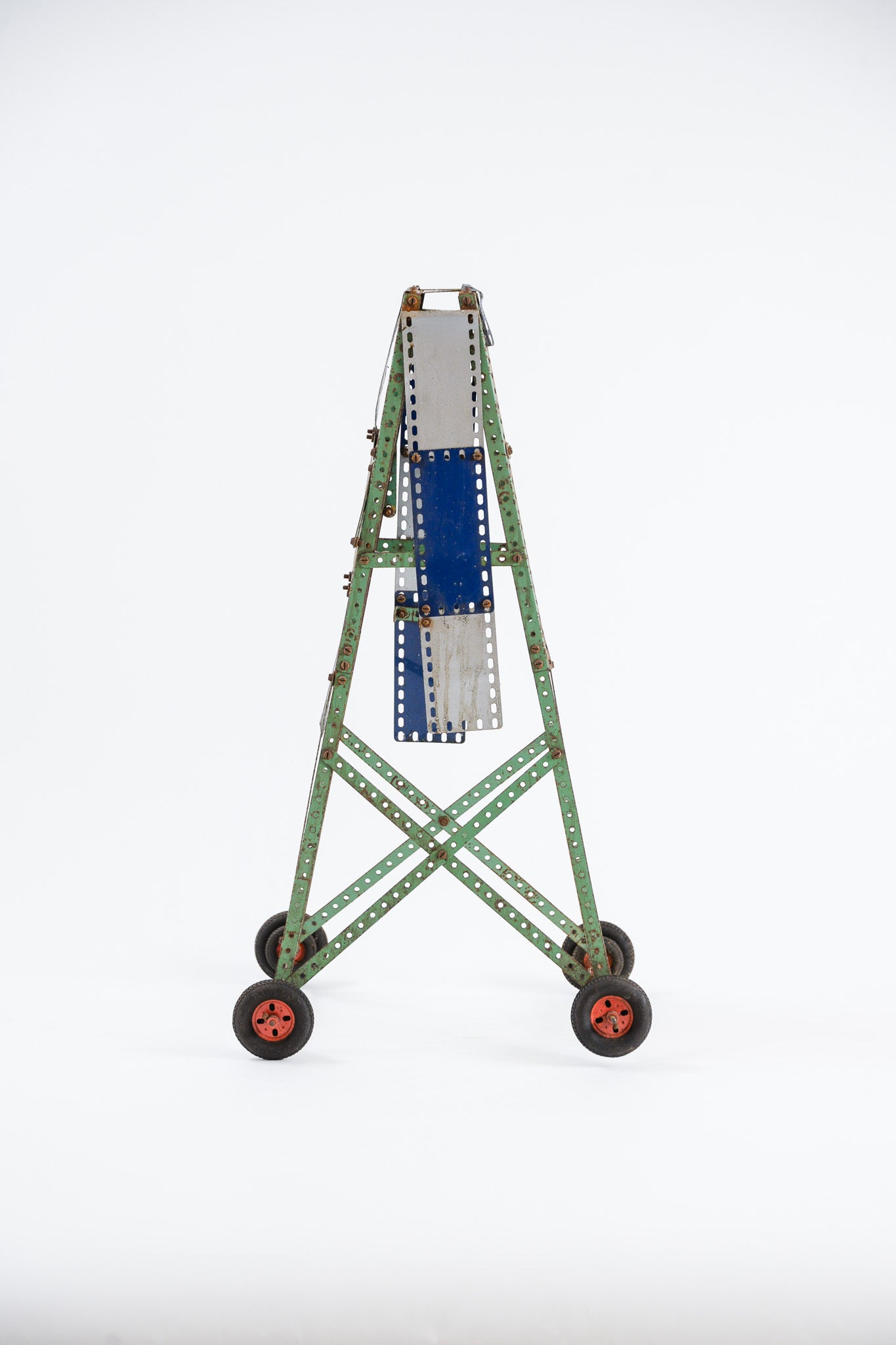 Metal Tower with Wheels / メタルタイヤ付きの塔