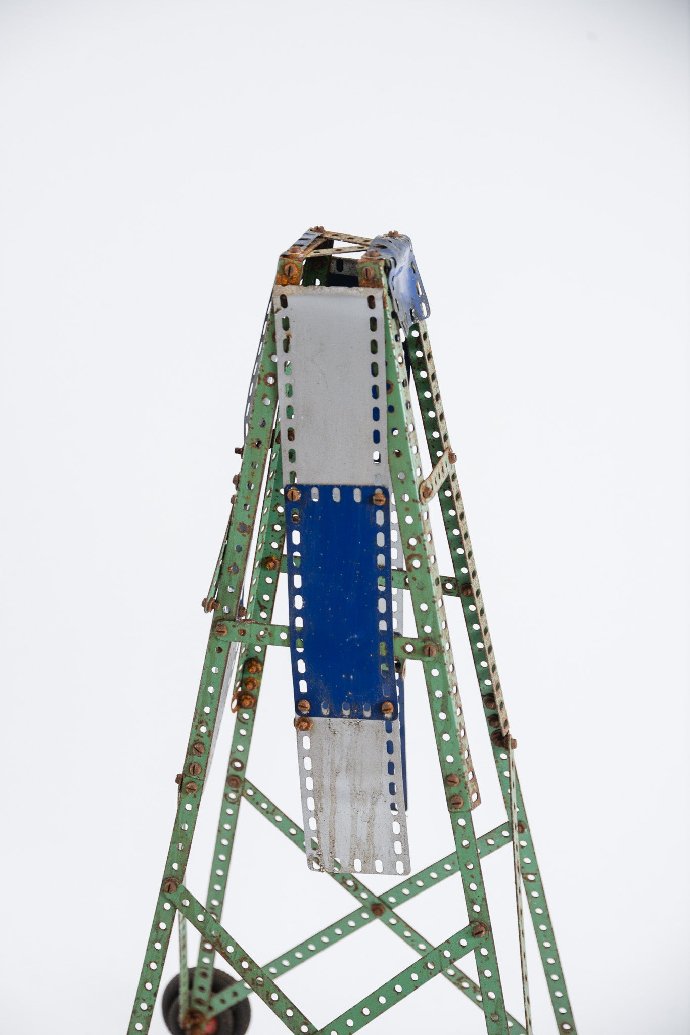 Metal Tower with Wheels / メタルタイヤ付きの塔