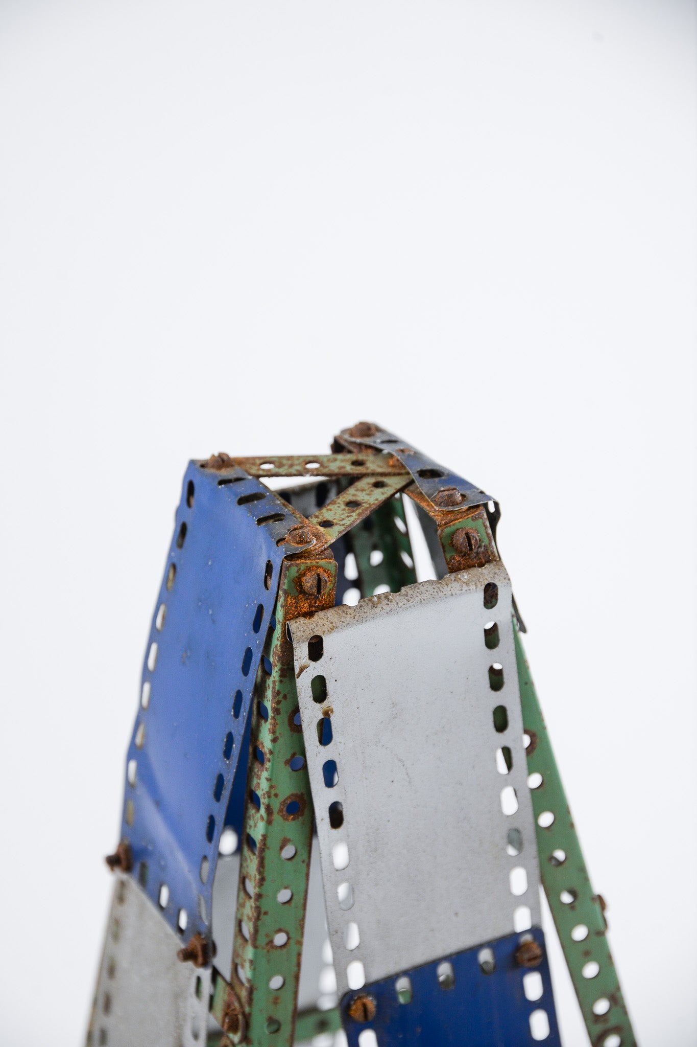 Metal Tower with Wheels / メタルタイヤ付きの塔