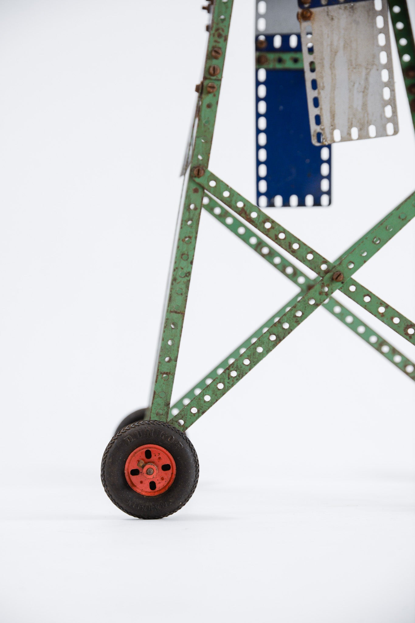 Metal Tower with Wheels / メタルタイヤ付きの塔