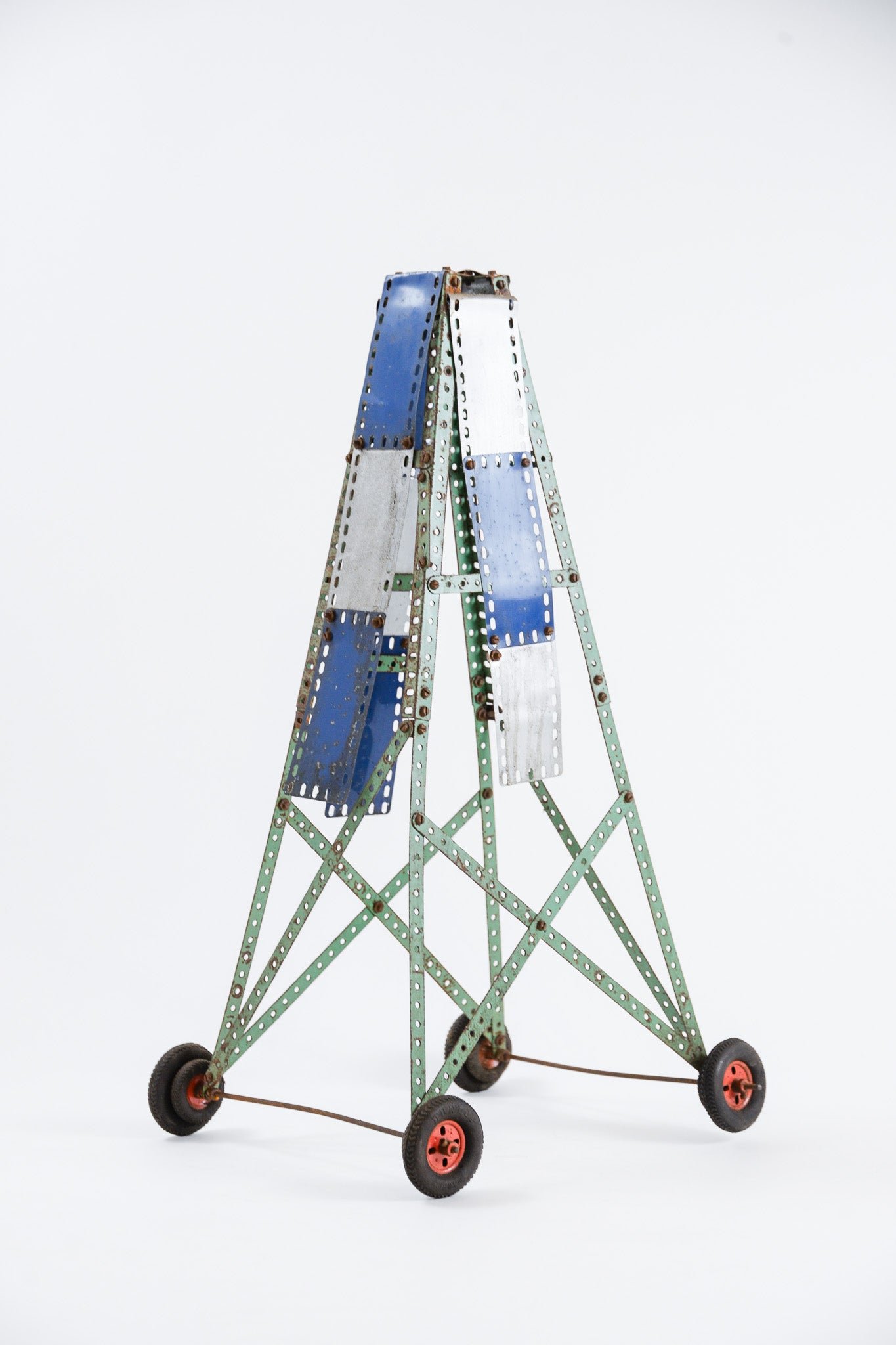 Metal Tower with Wheels / メタルタイヤ付きの塔