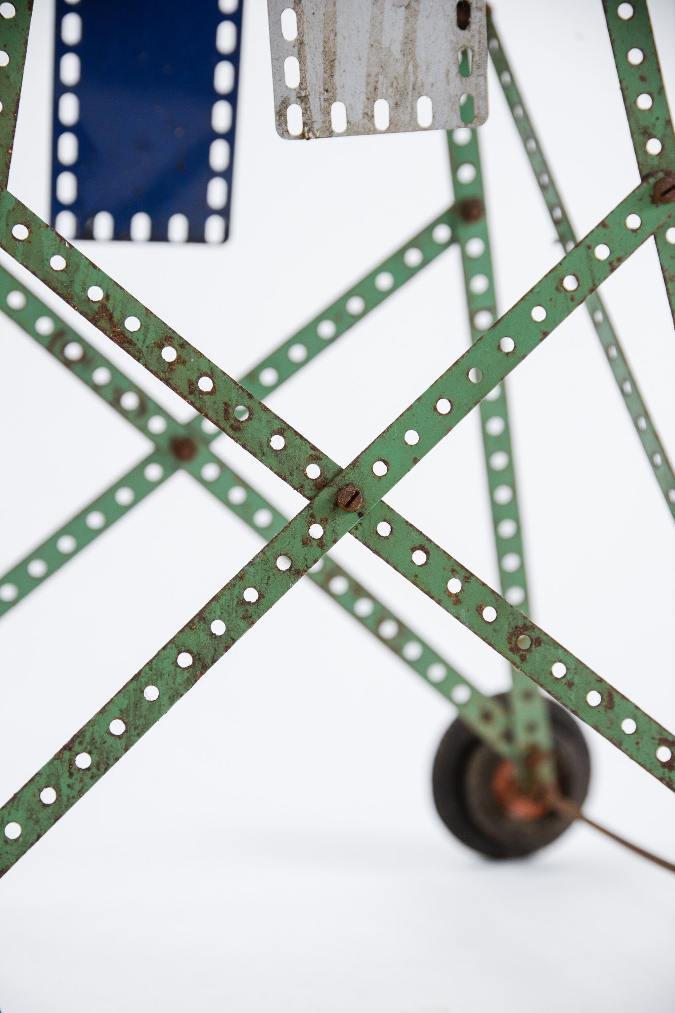 Metal Tower with Wheels / メタルタイヤ付きの塔