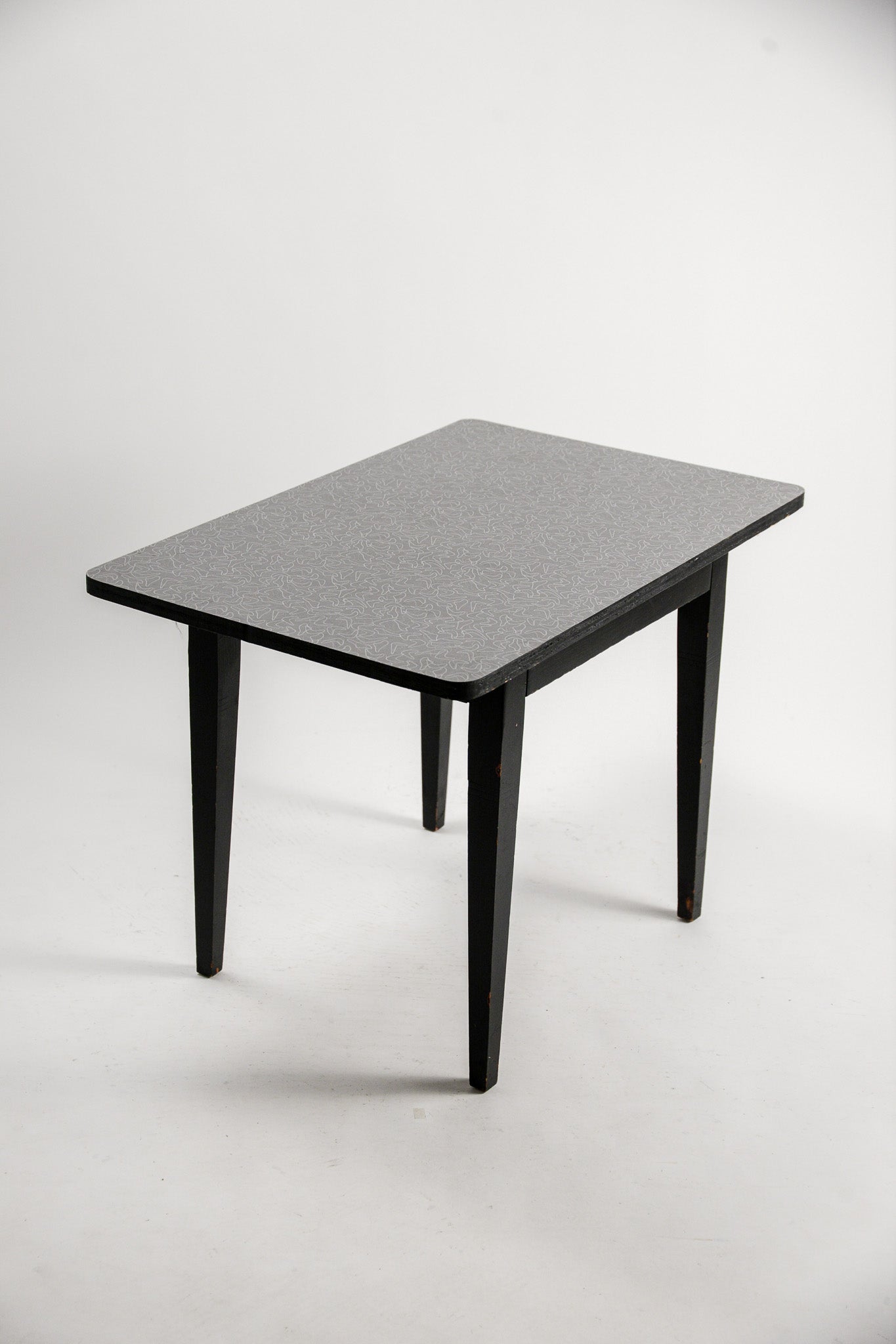 Small Table with Boomerang Pattern Formica Top / ブーメラン柄フォルミカ天板 スモールテーブル