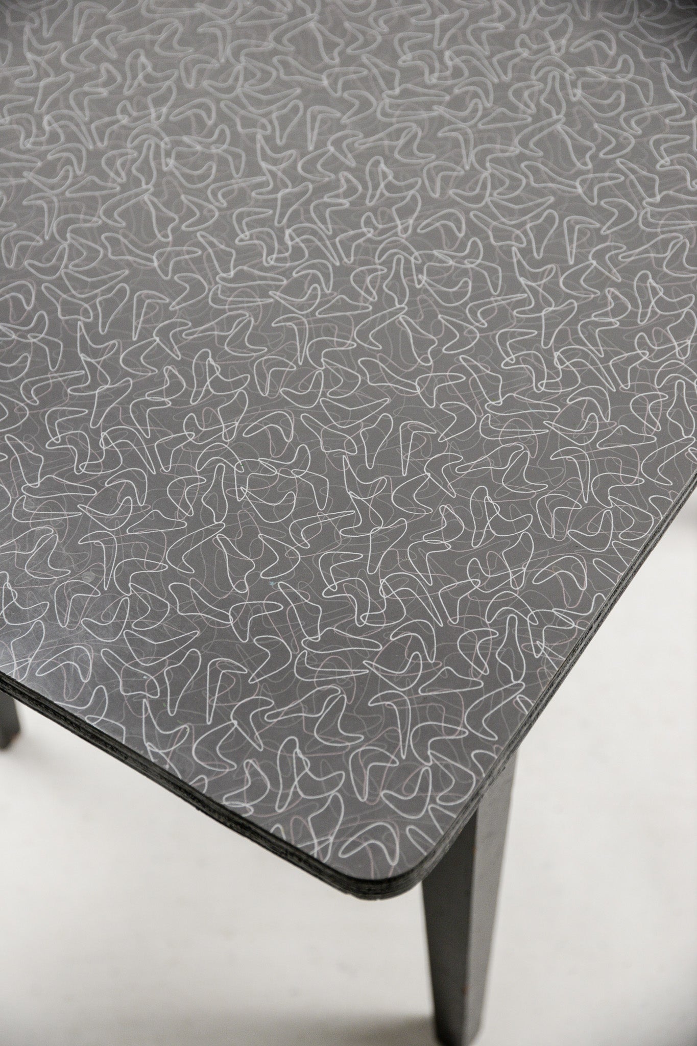 Small Table with Boomerang Pattern Formica Top / ブーメラン柄フォルミカ天板 スモールテーブル