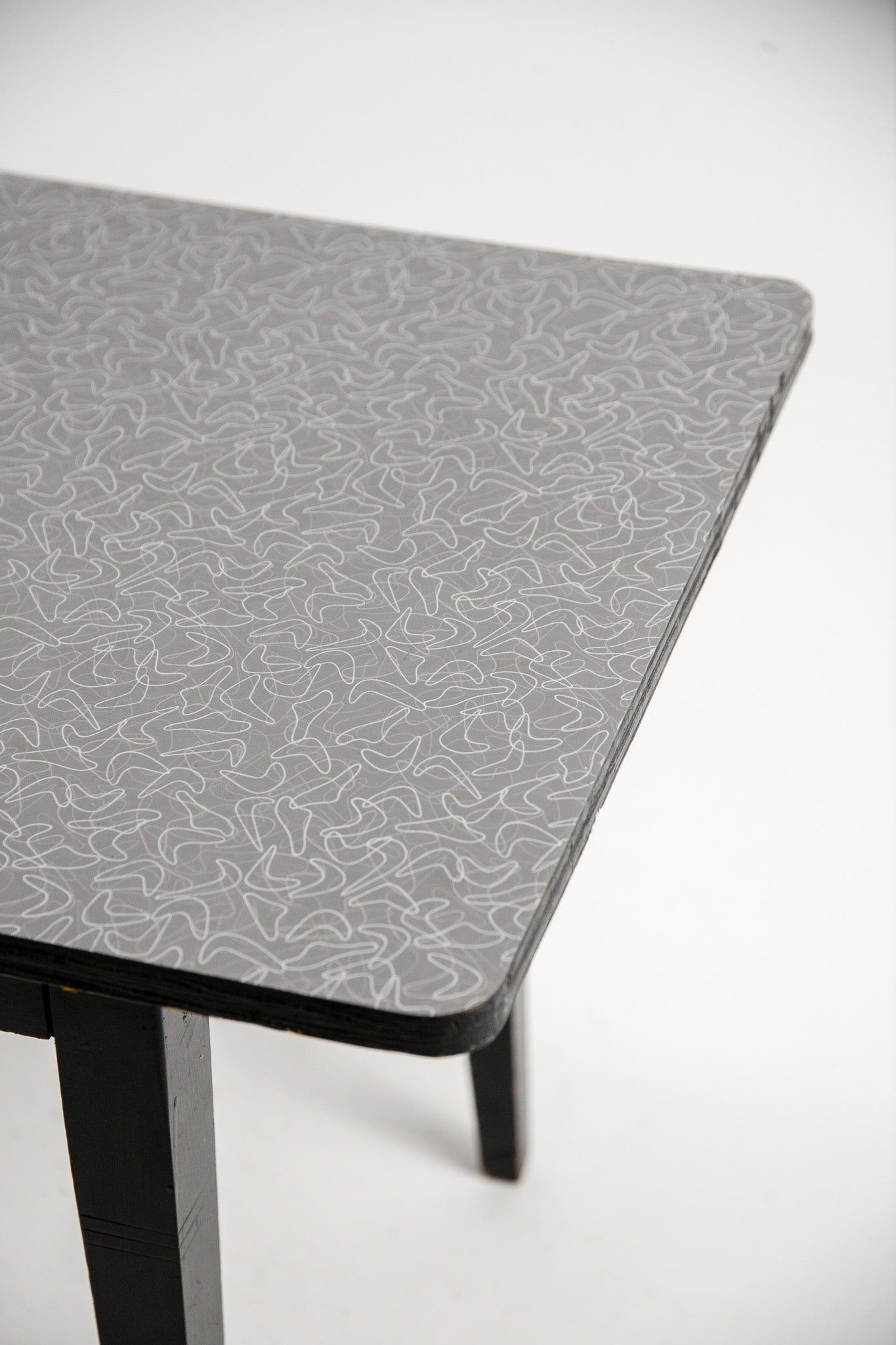 Small Table with Boomerang Pattern Formica Top / ブーメラン柄フォルミカ天板 スモールテーブル
