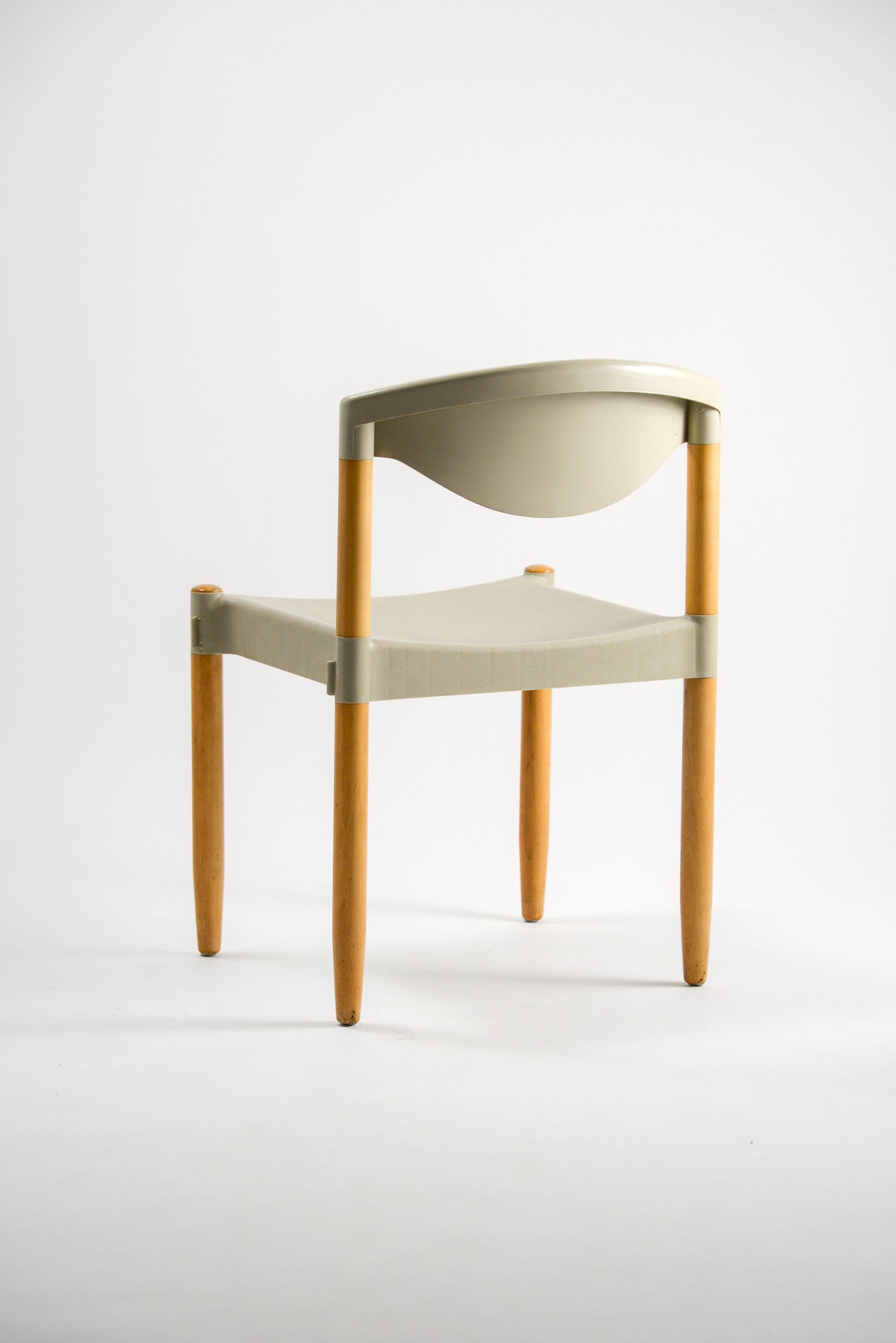 Stacking The Strax chair by CASARA / スタッキング Straxチェア CASARA
