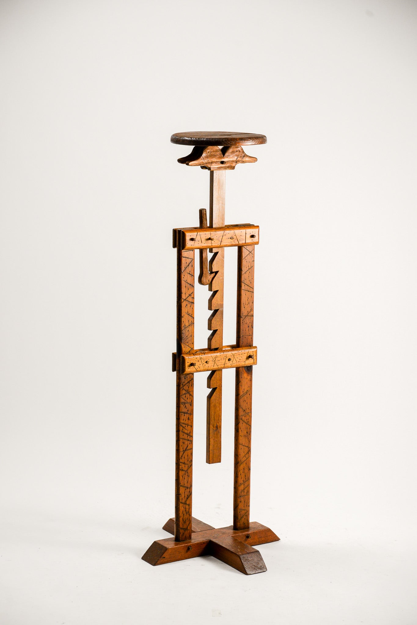 Wooden Adjustable Display Stand with Ratchet Mechanism / ラチェット式 木製アジャスタブル・ディスプレイスタンド