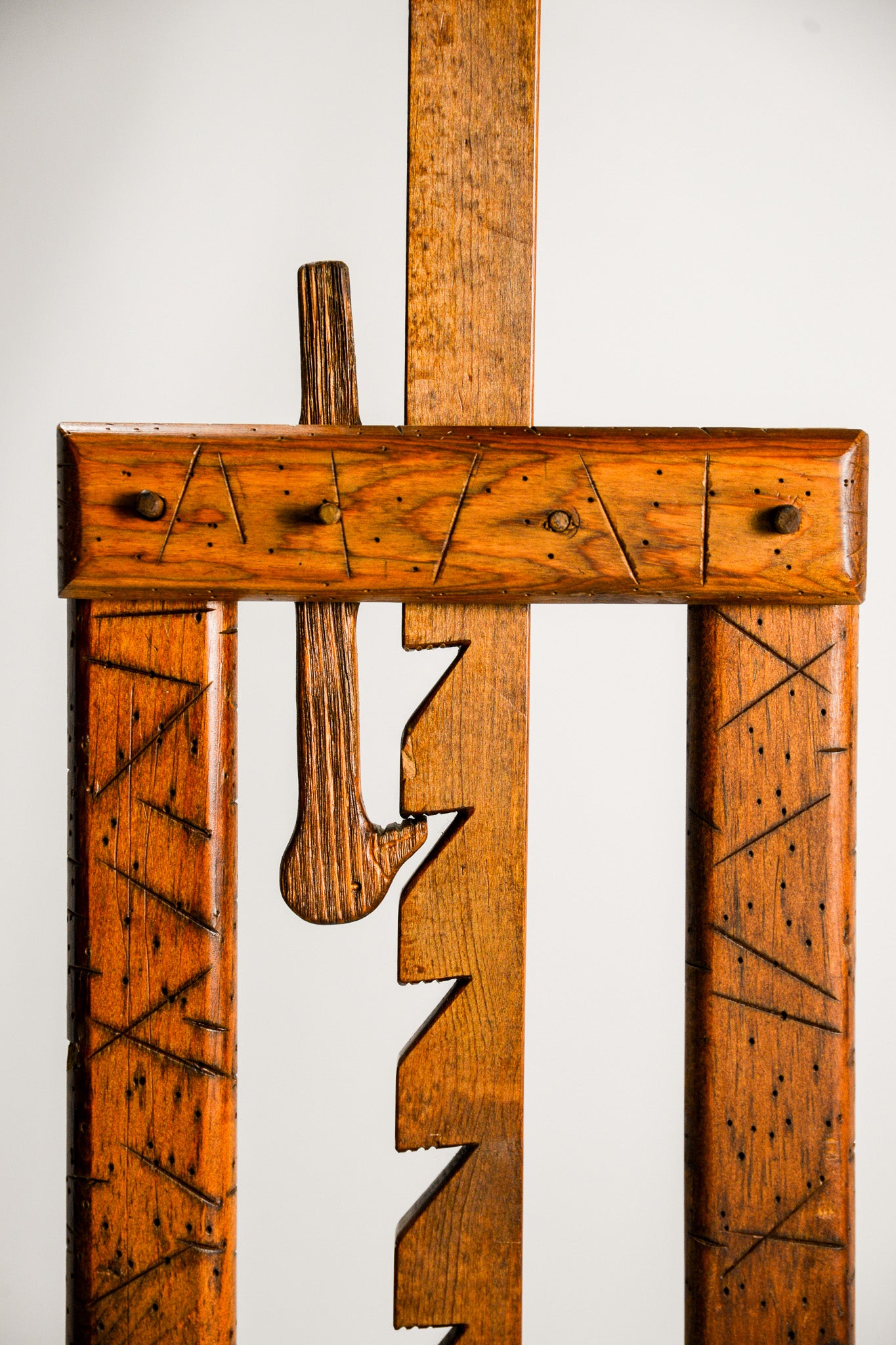 Wooden Adjustable Display Stand with Ratchet Mechanism / ラチェット式 木製アジャスタブル・ディスプレイスタンド