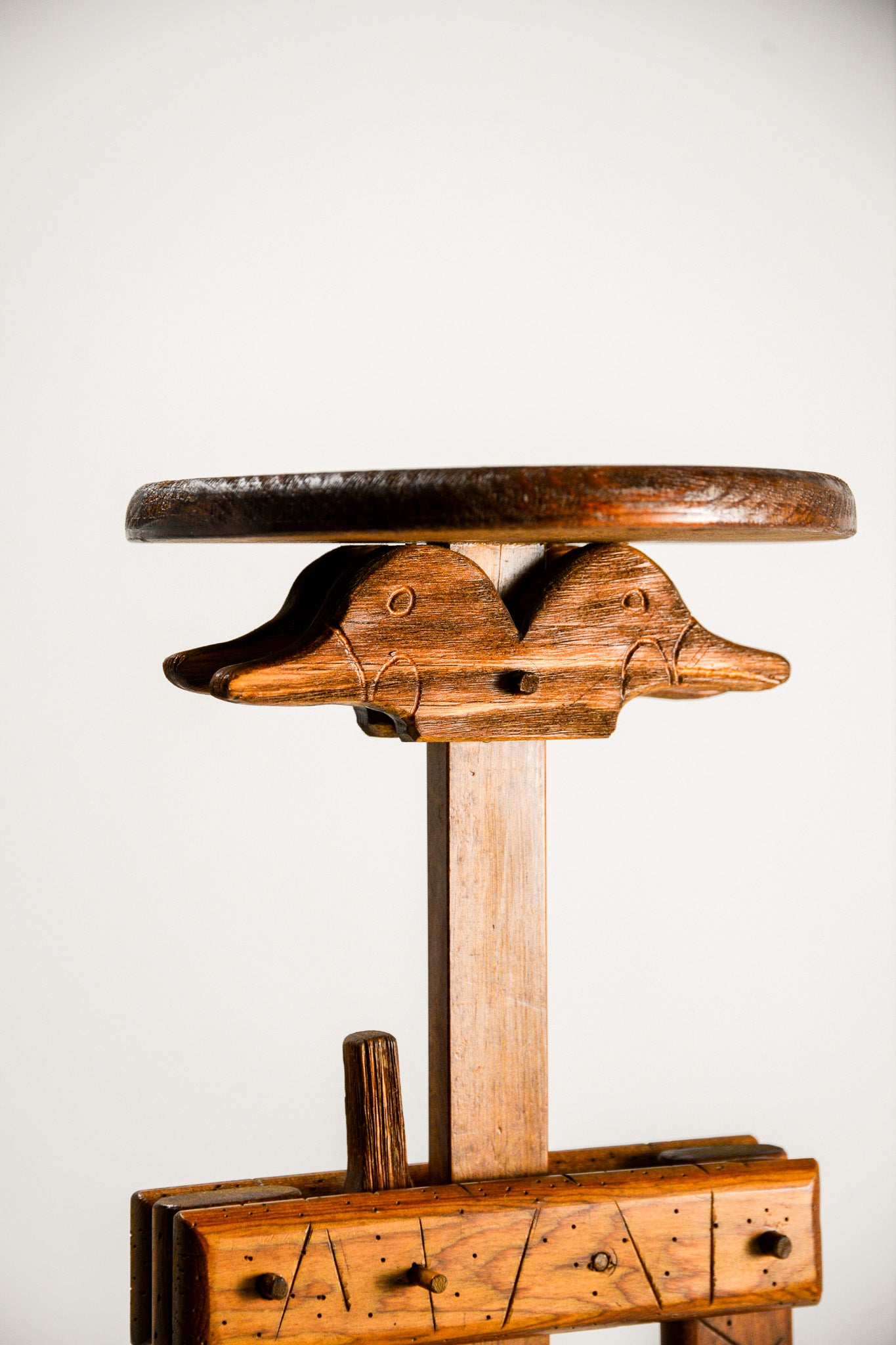 Wooden Adjustable Display Stand with Ratchet Mechanism / ラチェット式 木製アジャスタブル・ディスプレイスタンド