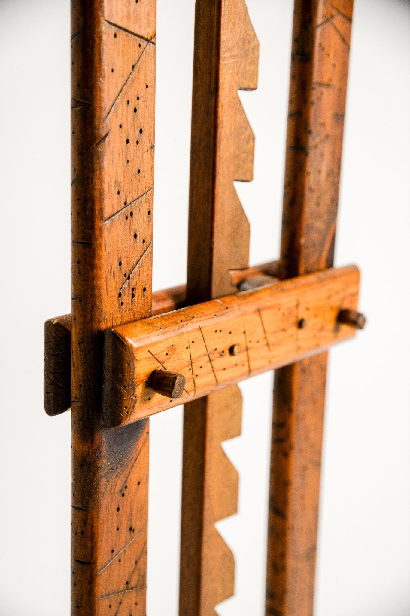 Wooden Adjustable Display Stand with Ratchet Mechanism / ラチェット式 木製アジャスタブル・ディスプレイスタンド