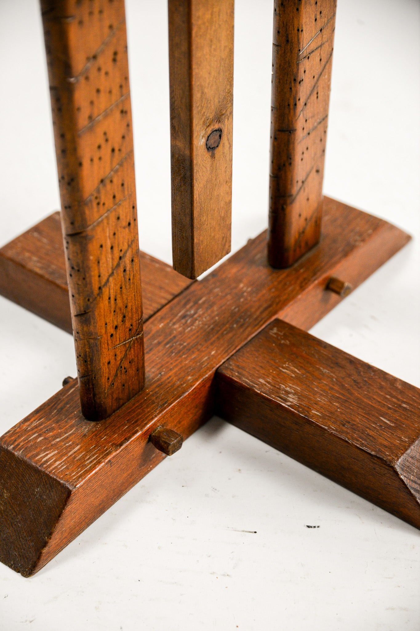 Wooden Adjustable Display Stand with Ratchet Mechanism / ラチェット式 木製アジャスタブル・ディスプレイスタンド