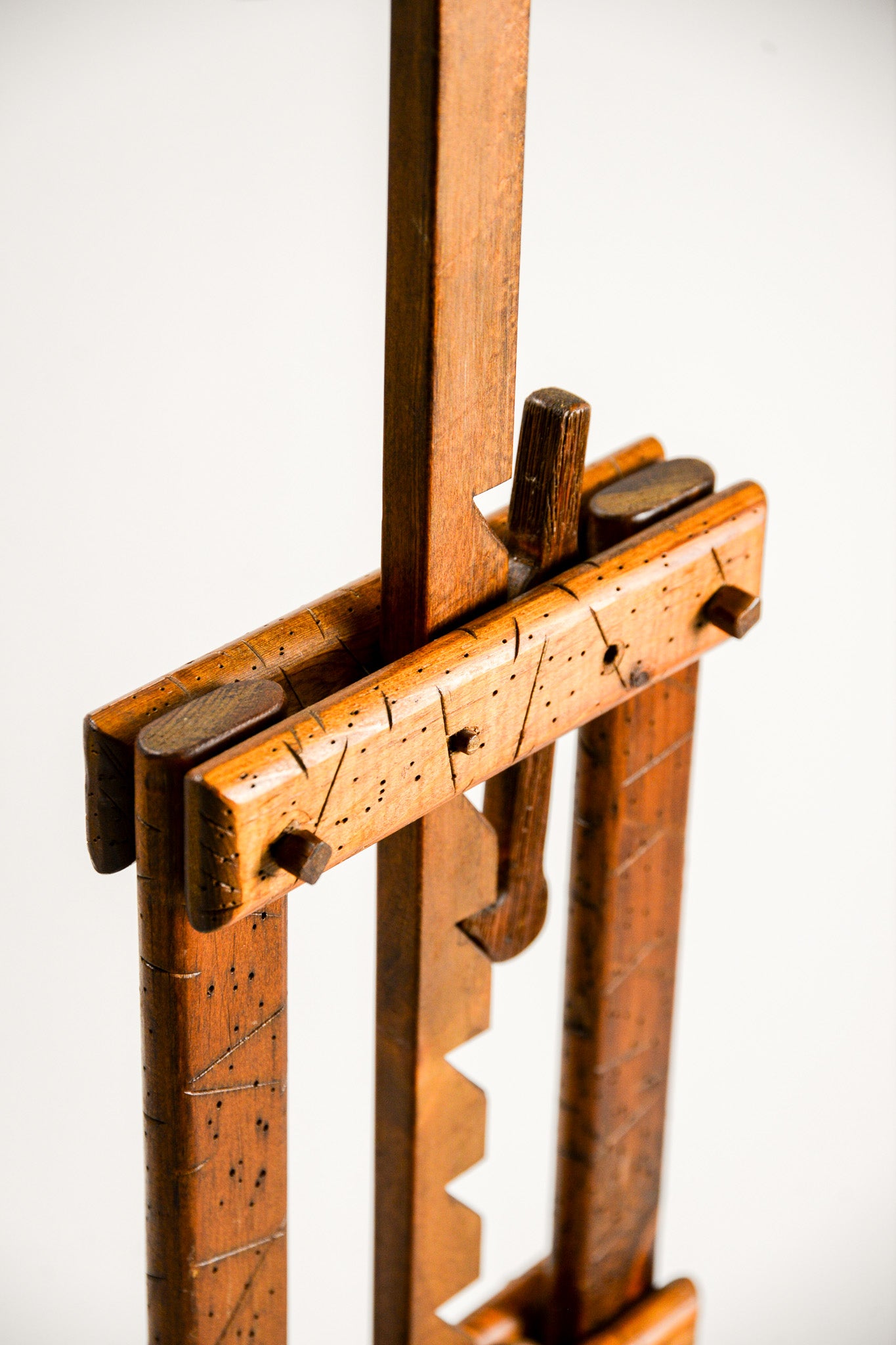 Wooden Adjustable Display Stand with Ratchet Mechanism / ラチェット式 木製アジャスタブル・ディスプレイスタンド