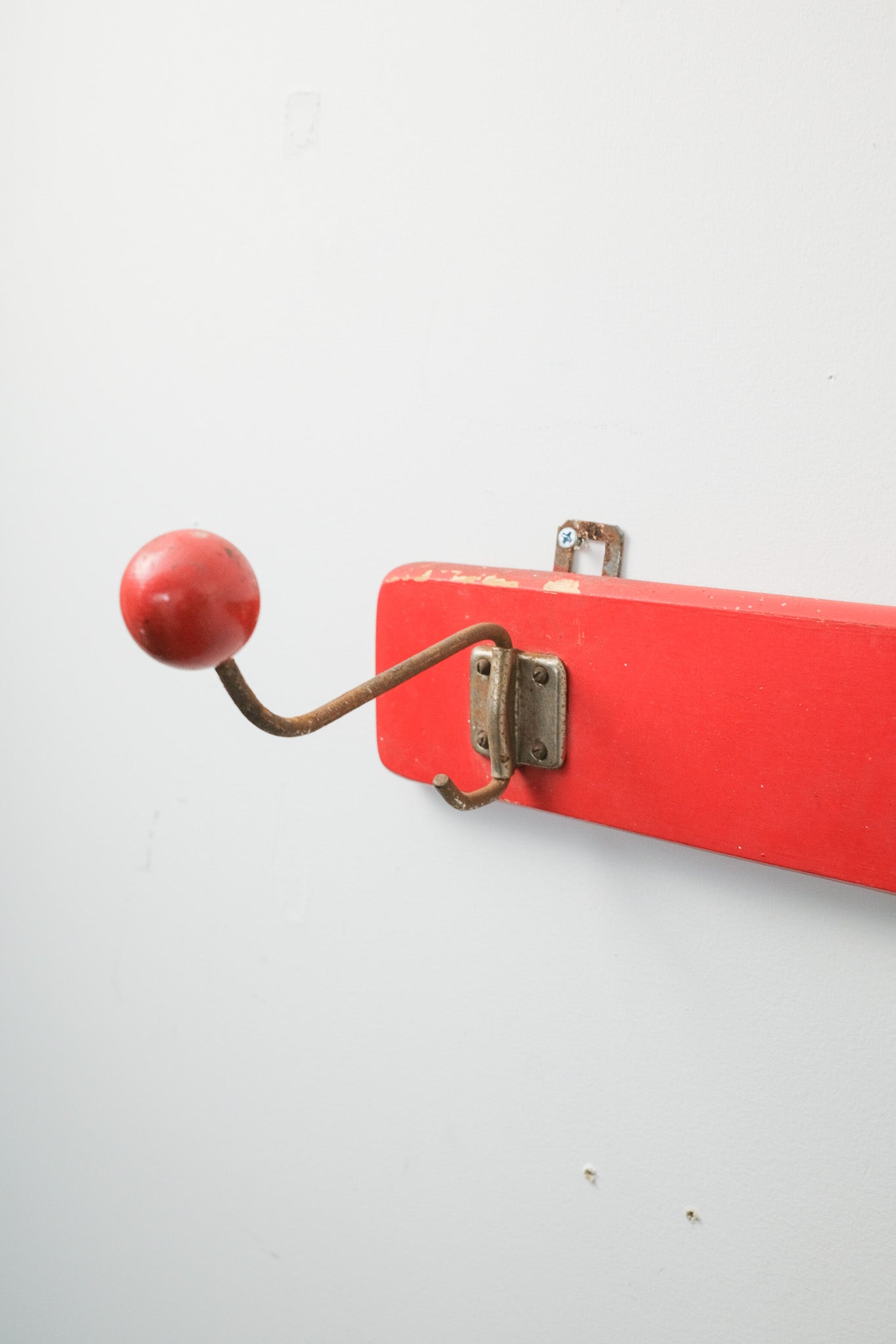 Red Wall-Mounted Coat Rack / 赤い壁付けコートラック