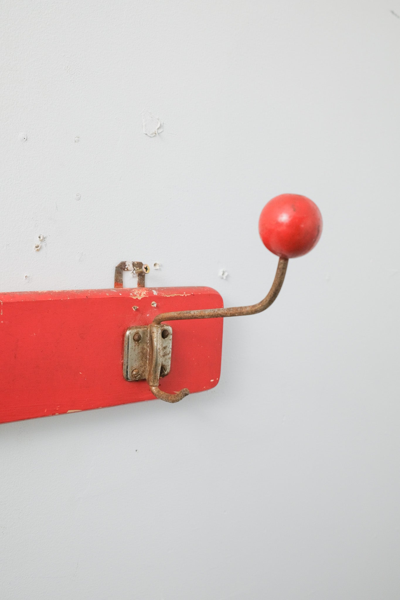 Red Wall-Mounted Coat Rack / 赤い壁付けコートラック