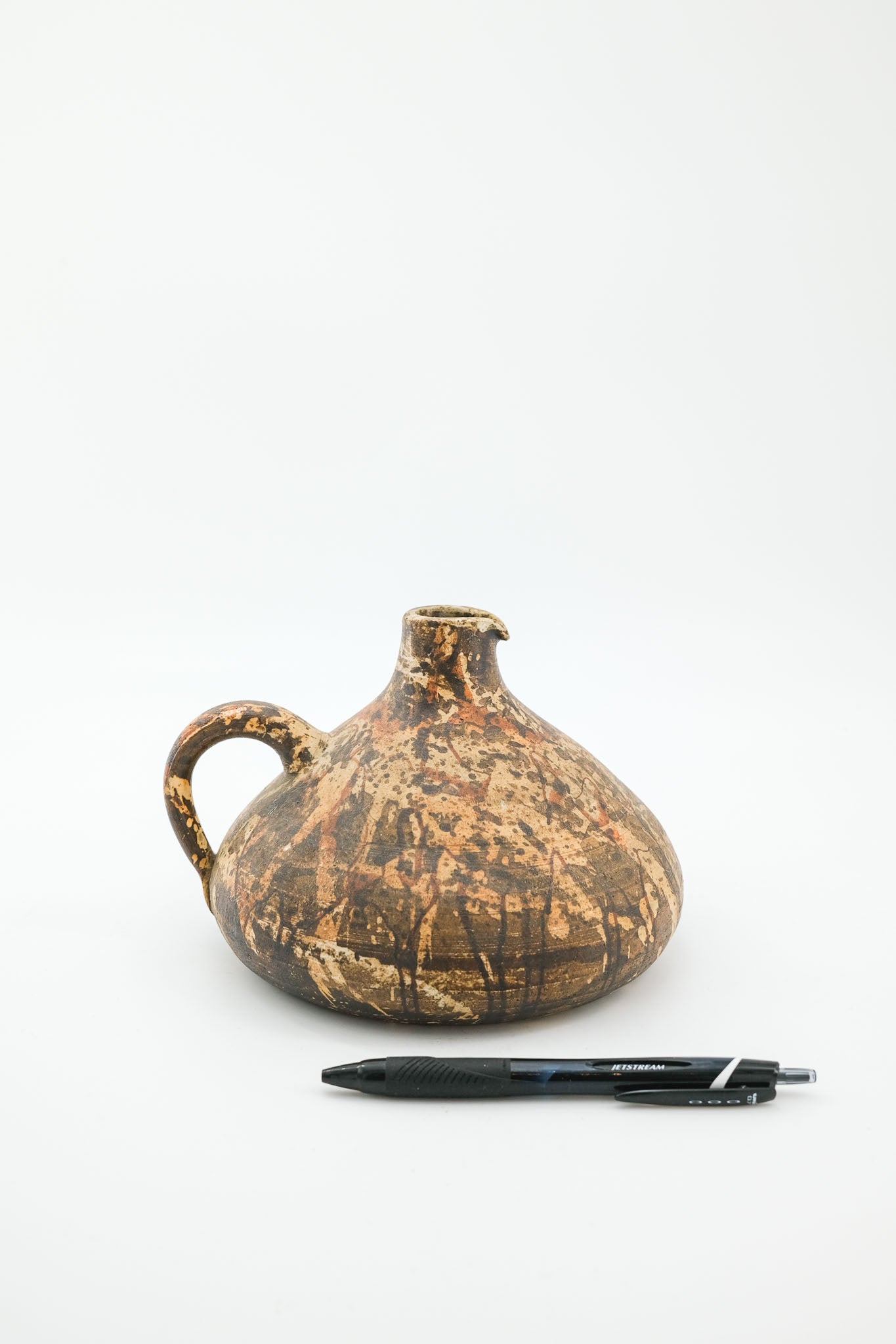 Pottery Pitcher / 陶器のピッチャー