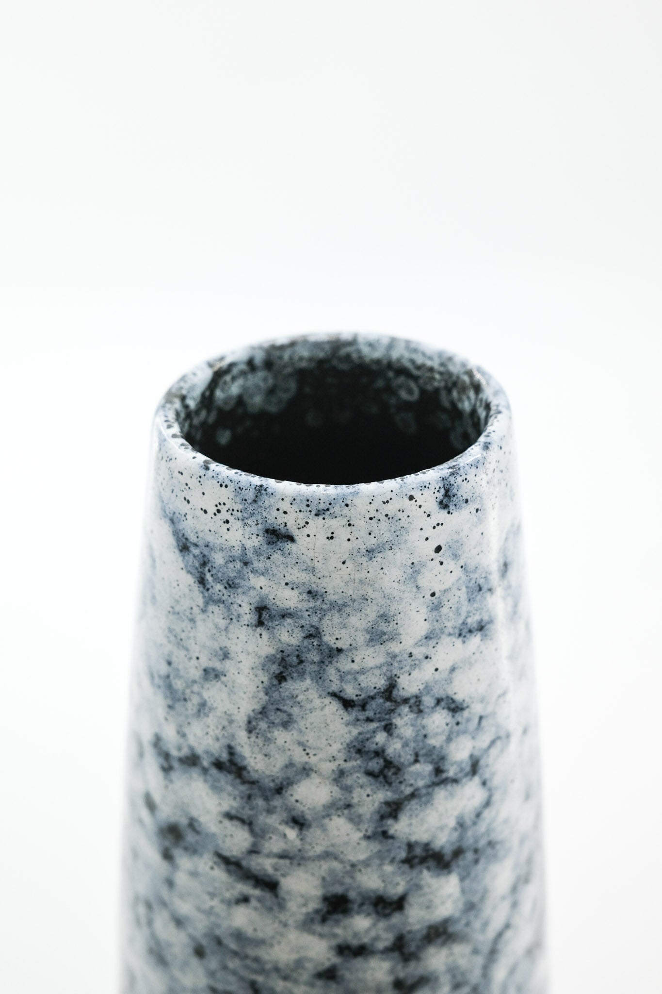 Tapered Ceramic Vase with Geometric Pattern / テーパード フラワーベース