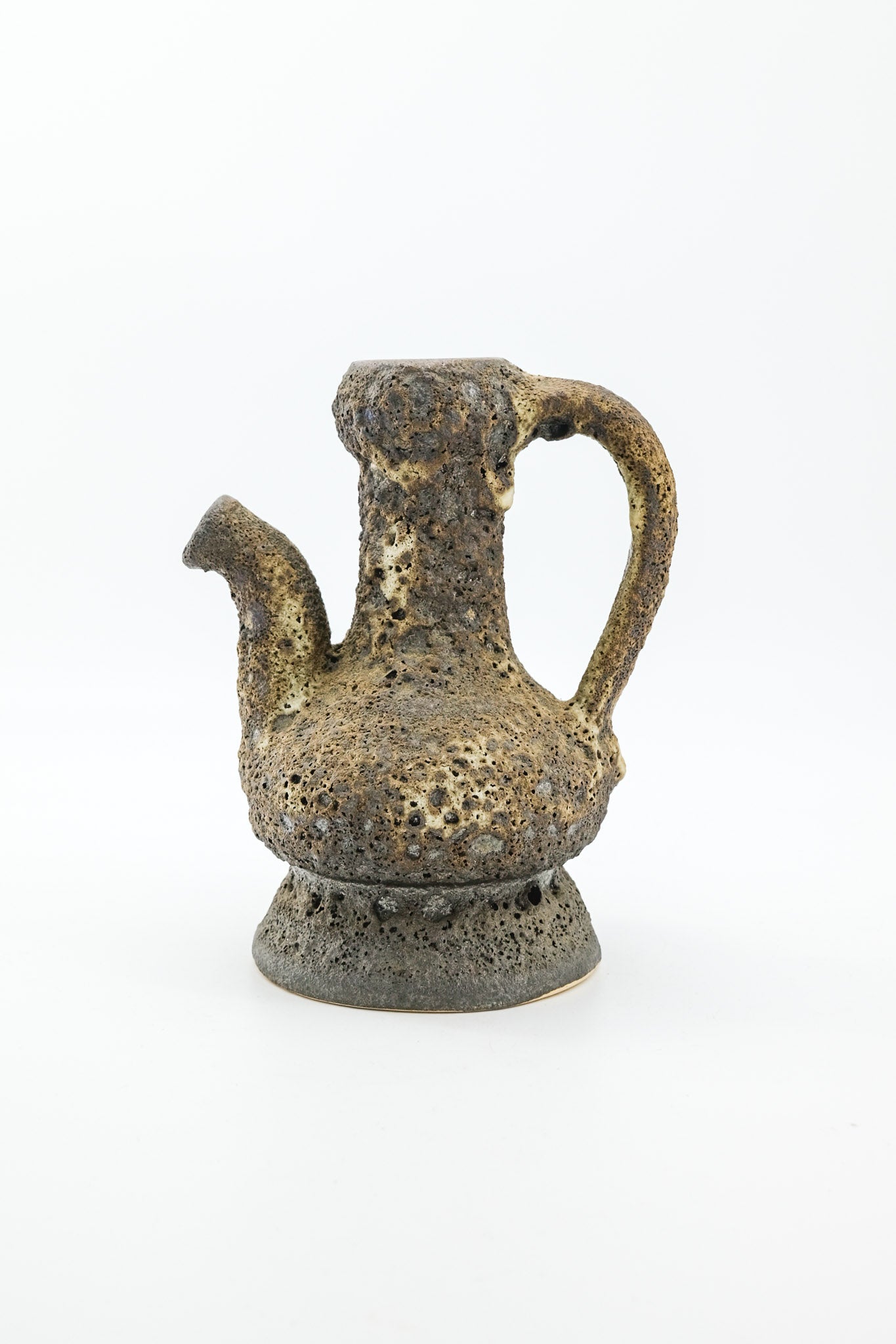 Ceramic Pitcher / 陶器のピッチャー