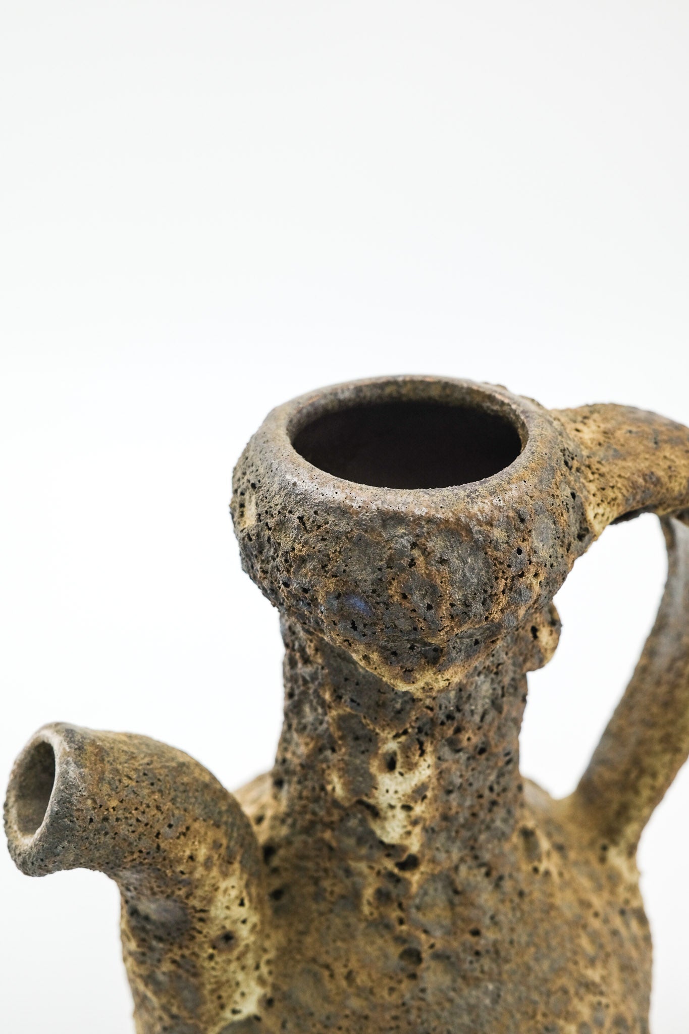 Ceramic Pitcher / 陶器のピッチャー