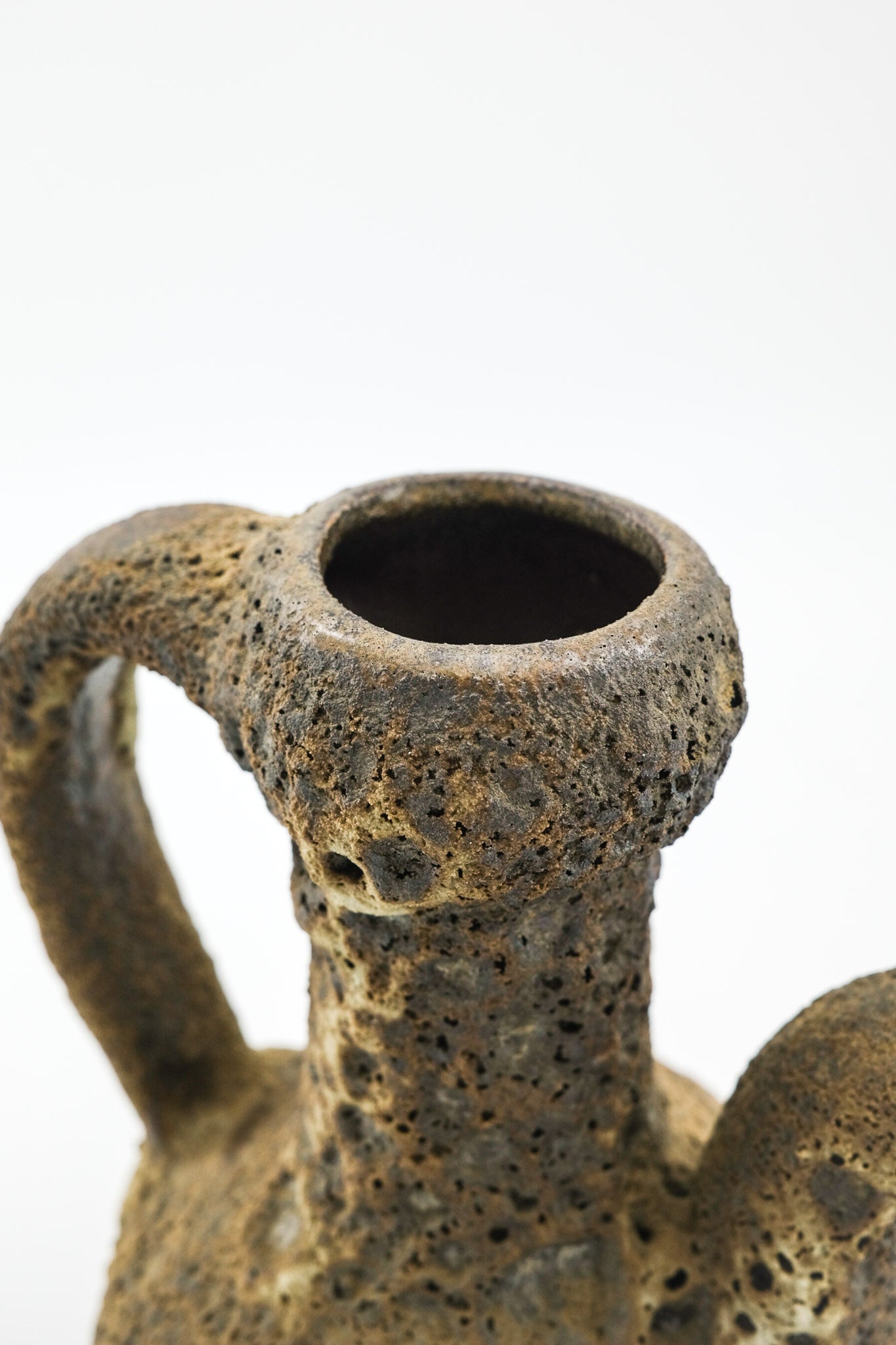 Ceramic Pitcher / 陶器のピッチャー