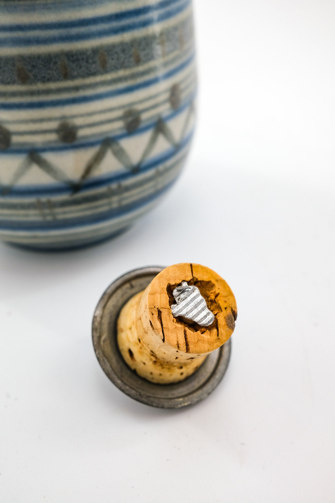 Small Lidded Bottle with Hand-painted Geometric Design / 手描き幾何学文様 蓋付き小瓶