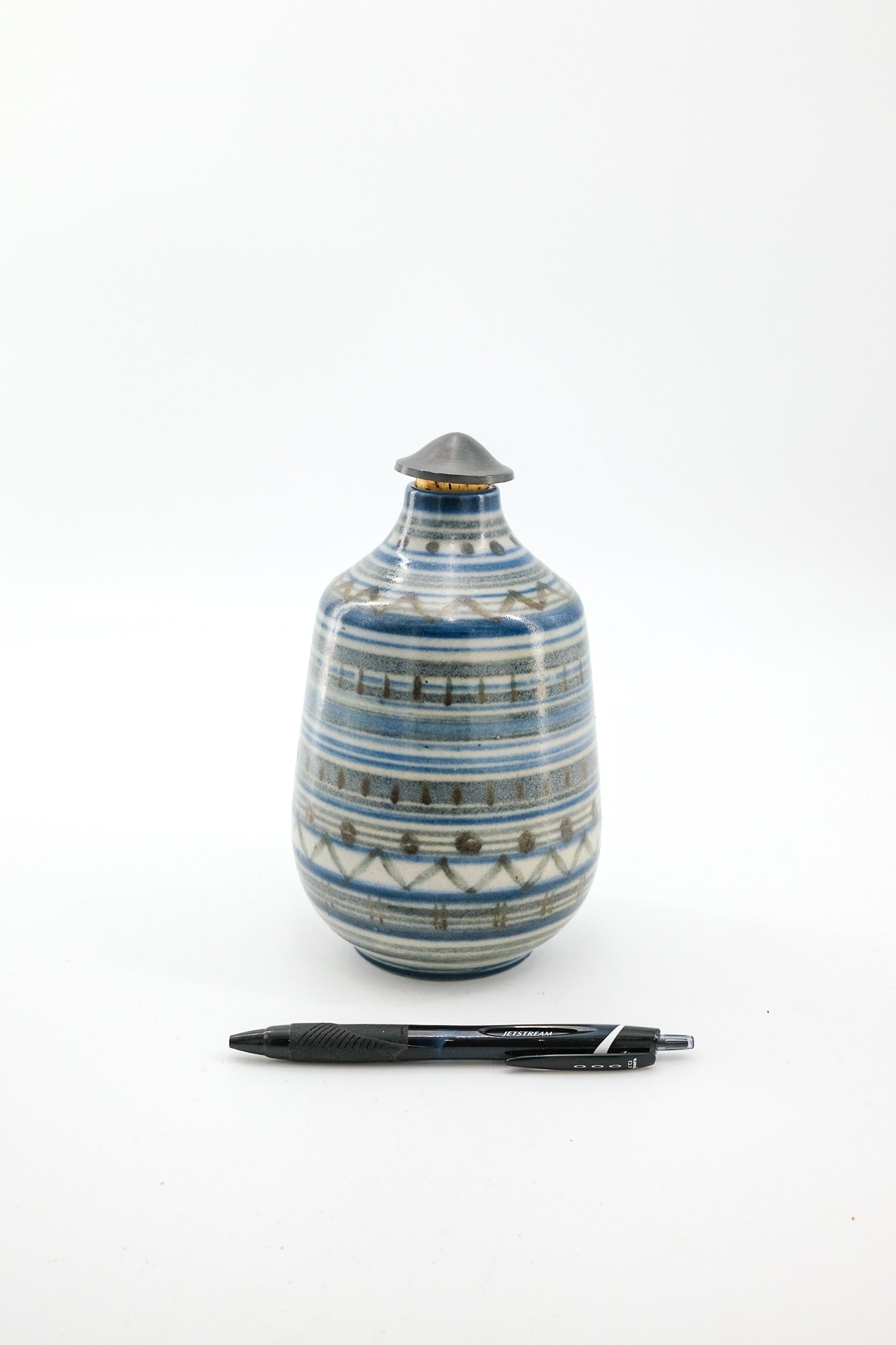 Small Lidded Bottle with Hand-painted Geometric Design / 手描き幾何学文様 蓋付き小瓶