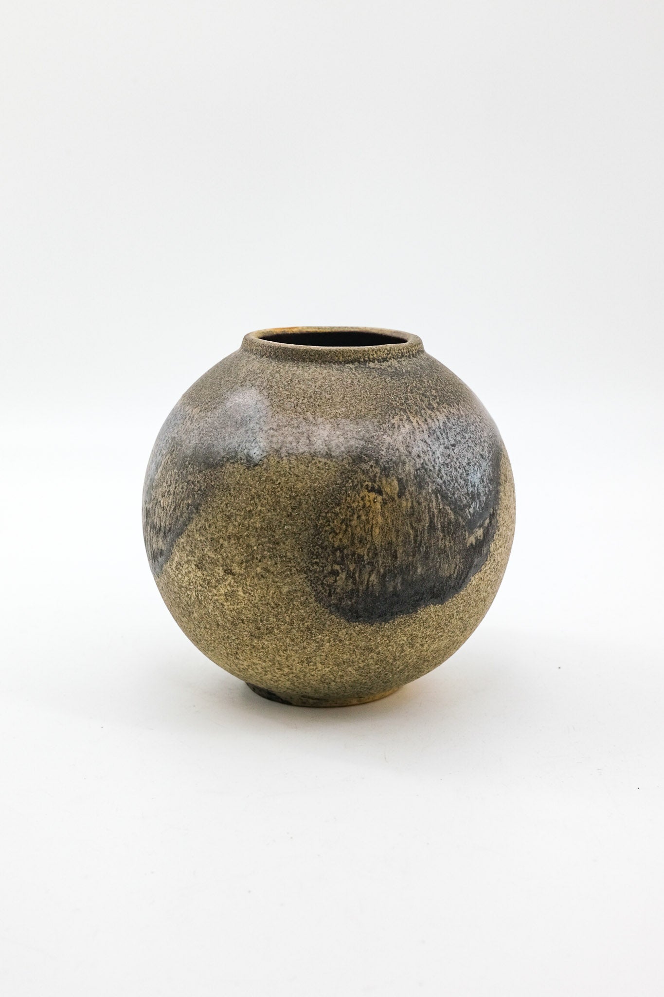 Round Ceramic Vase with Earthy Glaze / 土の質感丸型の花器