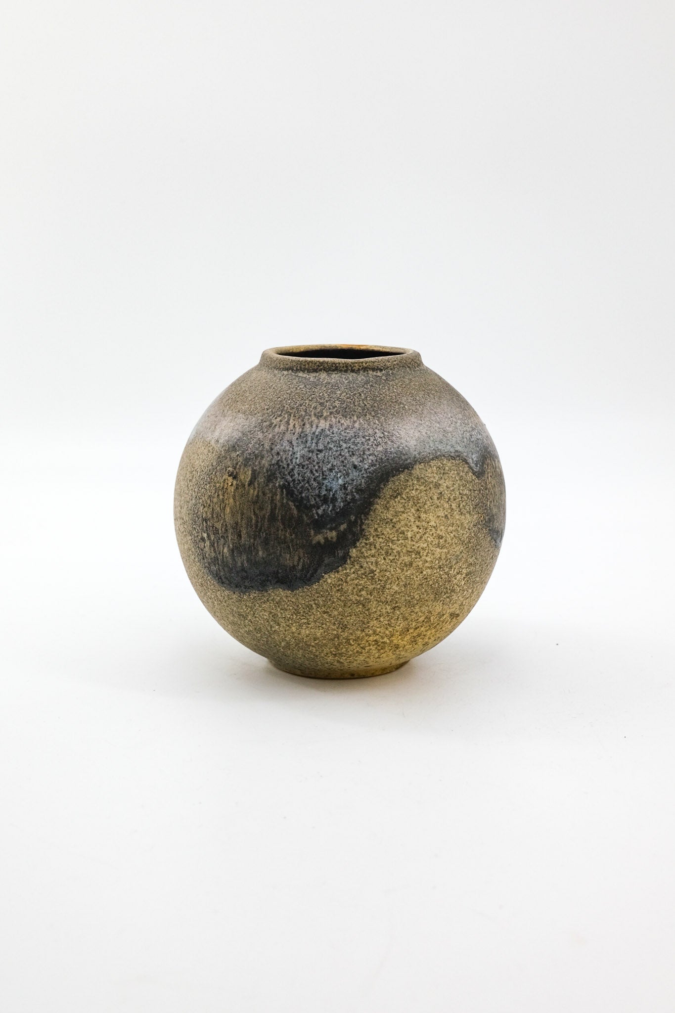 Round Ceramic Vase with Earthy Glaze / 土の質感丸型の花器