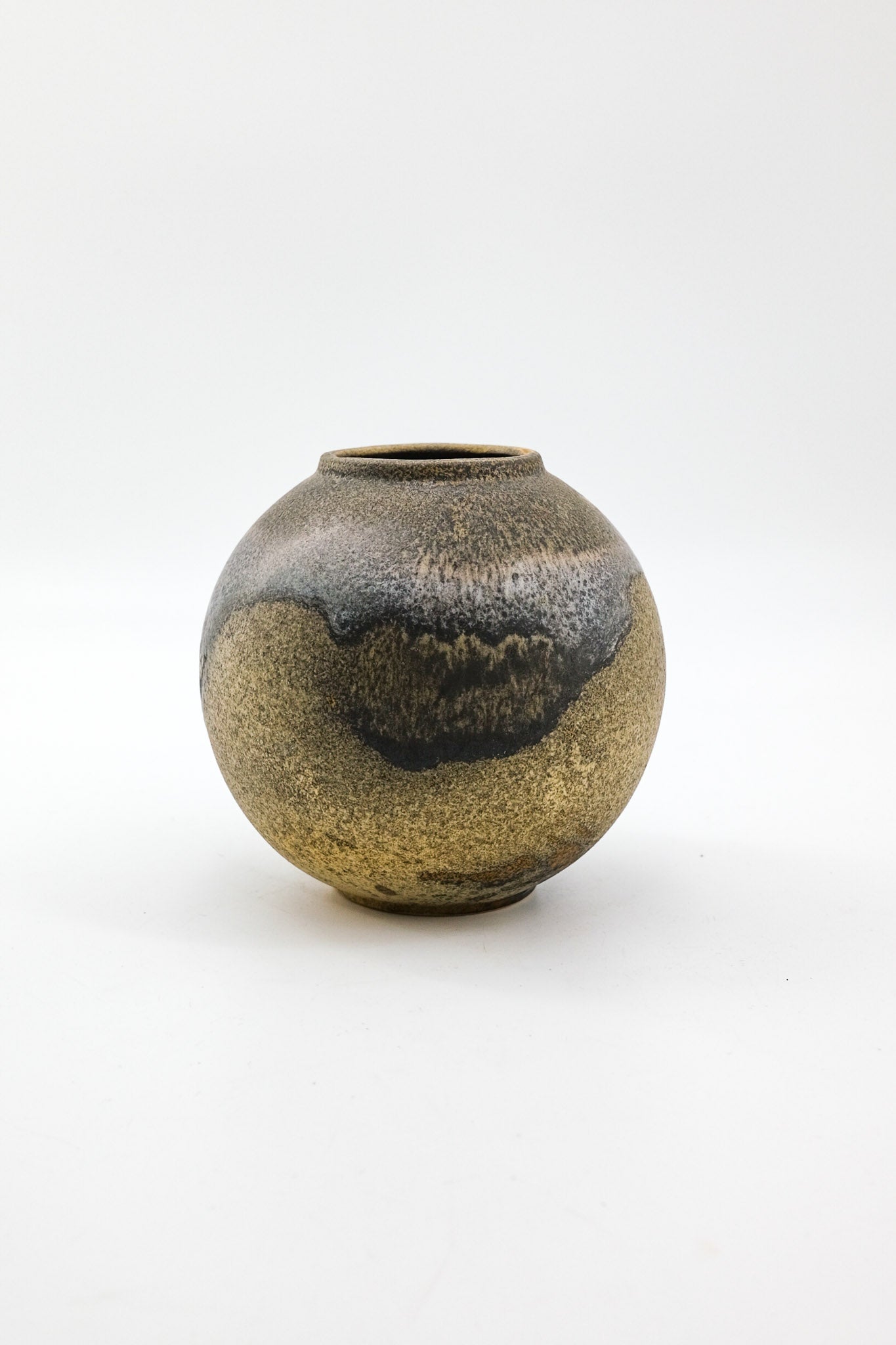 Round Ceramic Vase with Earthy Glaze / 土の質感丸型の花器