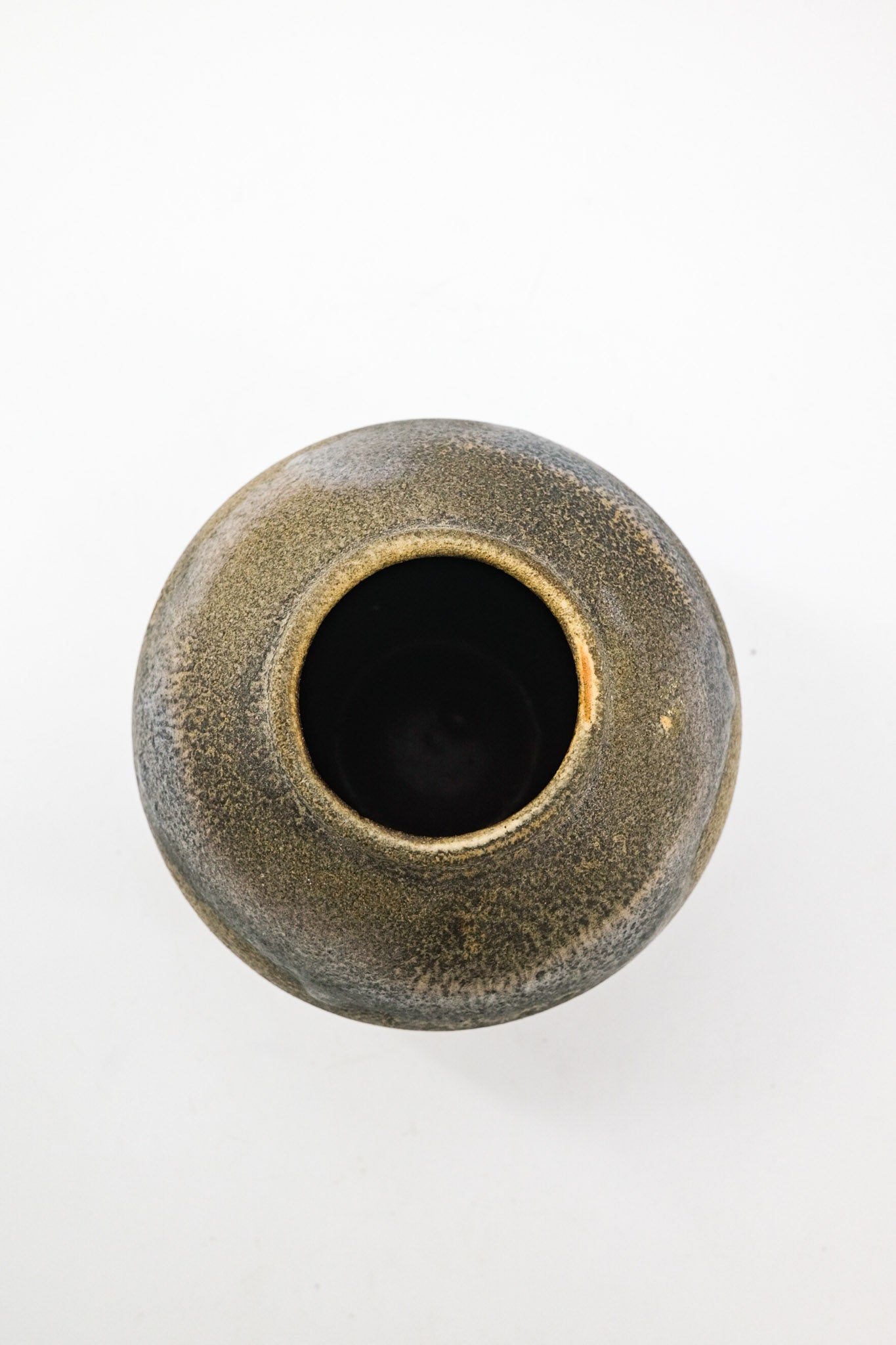 Round Ceramic Vase with Earthy Glaze / 土の質感丸型の花器