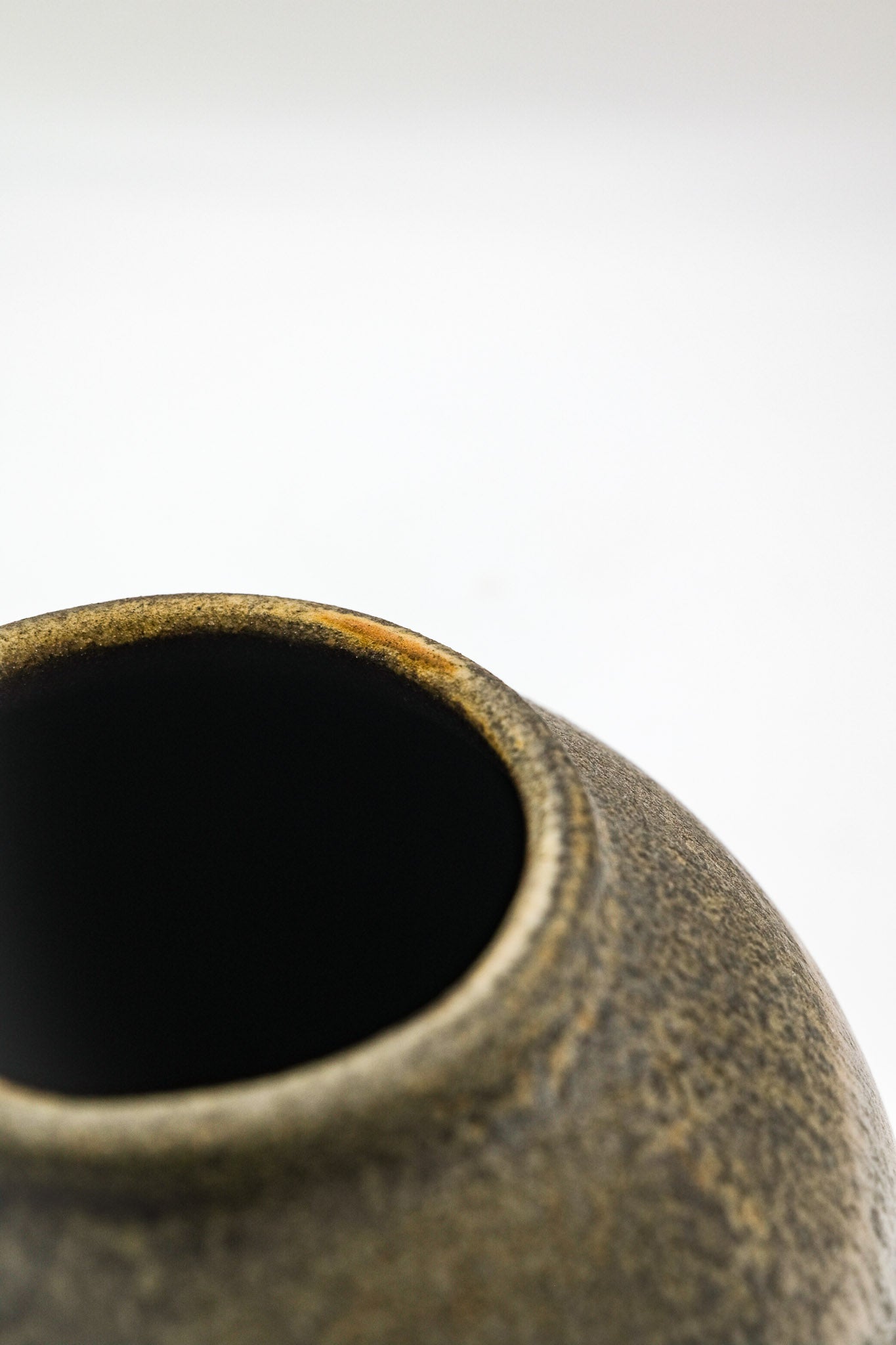 Round Ceramic Vase with Earthy Glaze / 土の質感丸型の花器 – STORE