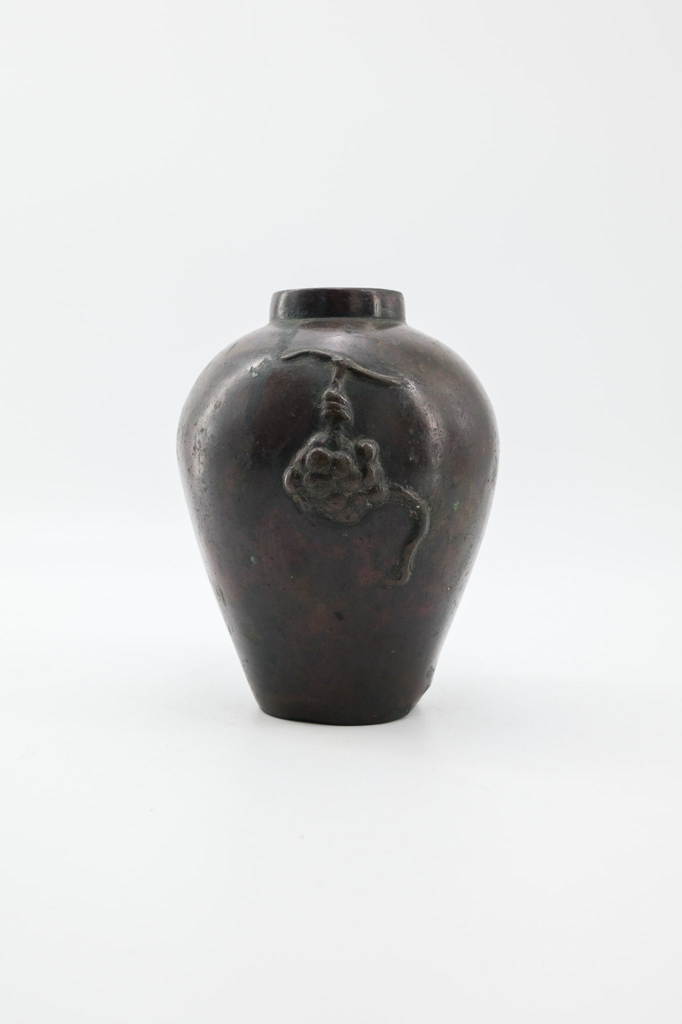 Vintage Metal Vase with Grape Relief / ヴィンテージ 金属製 葡萄レリーフ 花器