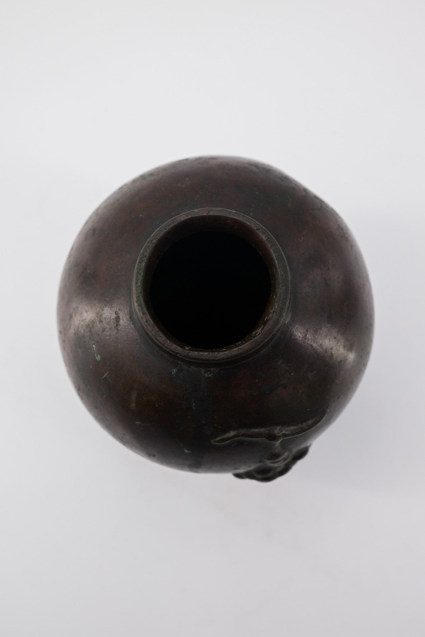 Vintage Metal Vase with Grape Relief / ヴィンテージ 金属製 葡萄レリーフ 花器