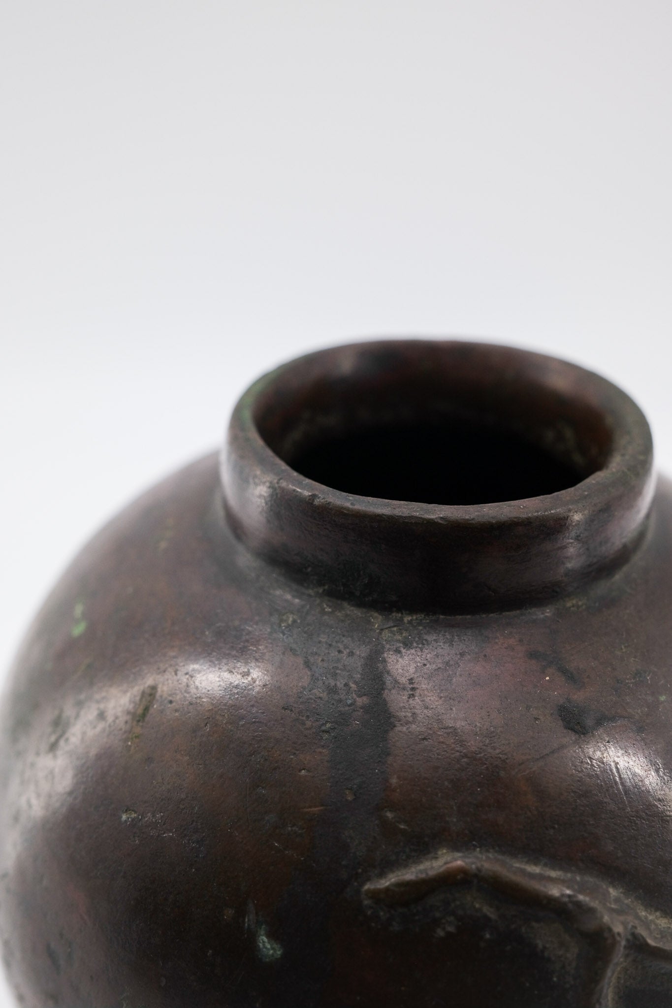 Vintage Metal Vase with Grape Relief / ヴィンテージ 金属製 葡萄レリーフ 花器