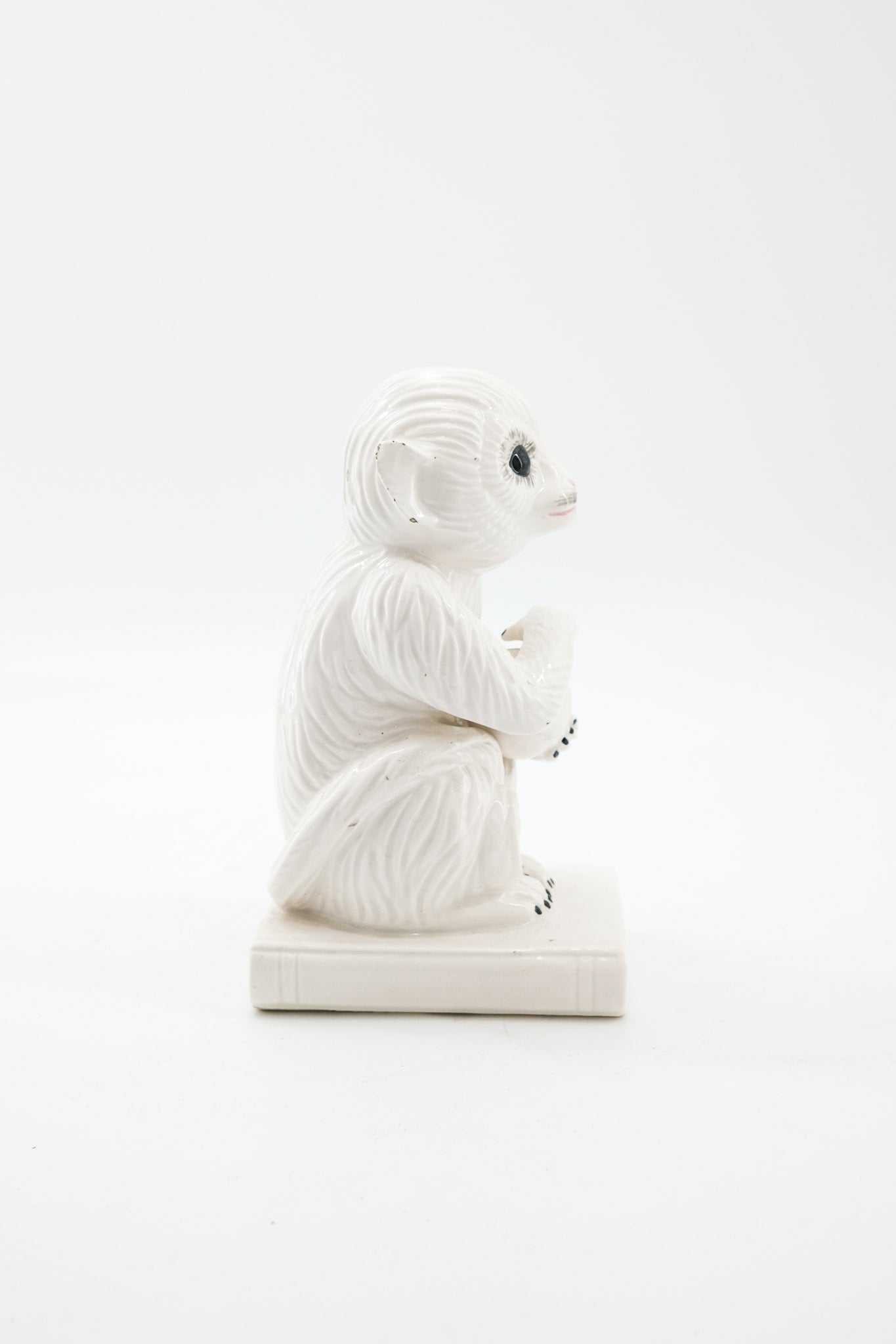 Vintage Ceramic Monkey Figurine Holding an Orb on Book Base / ヴィンテージ セラミック製 モンキーフィギュア（宝珠と本を抱えた猿）