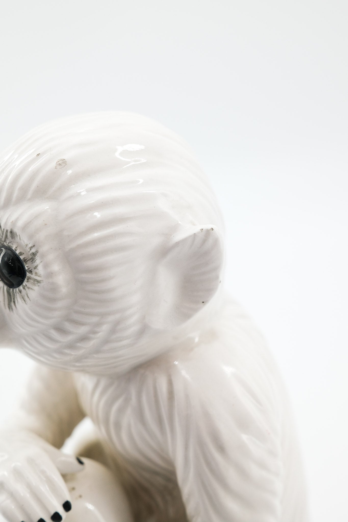 Vintage Ceramic Monkey Figurine Holding an Orb on Book Base / ヴィンテージ セラミック製 モンキーフィギュア（宝珠と本を抱えた猿）