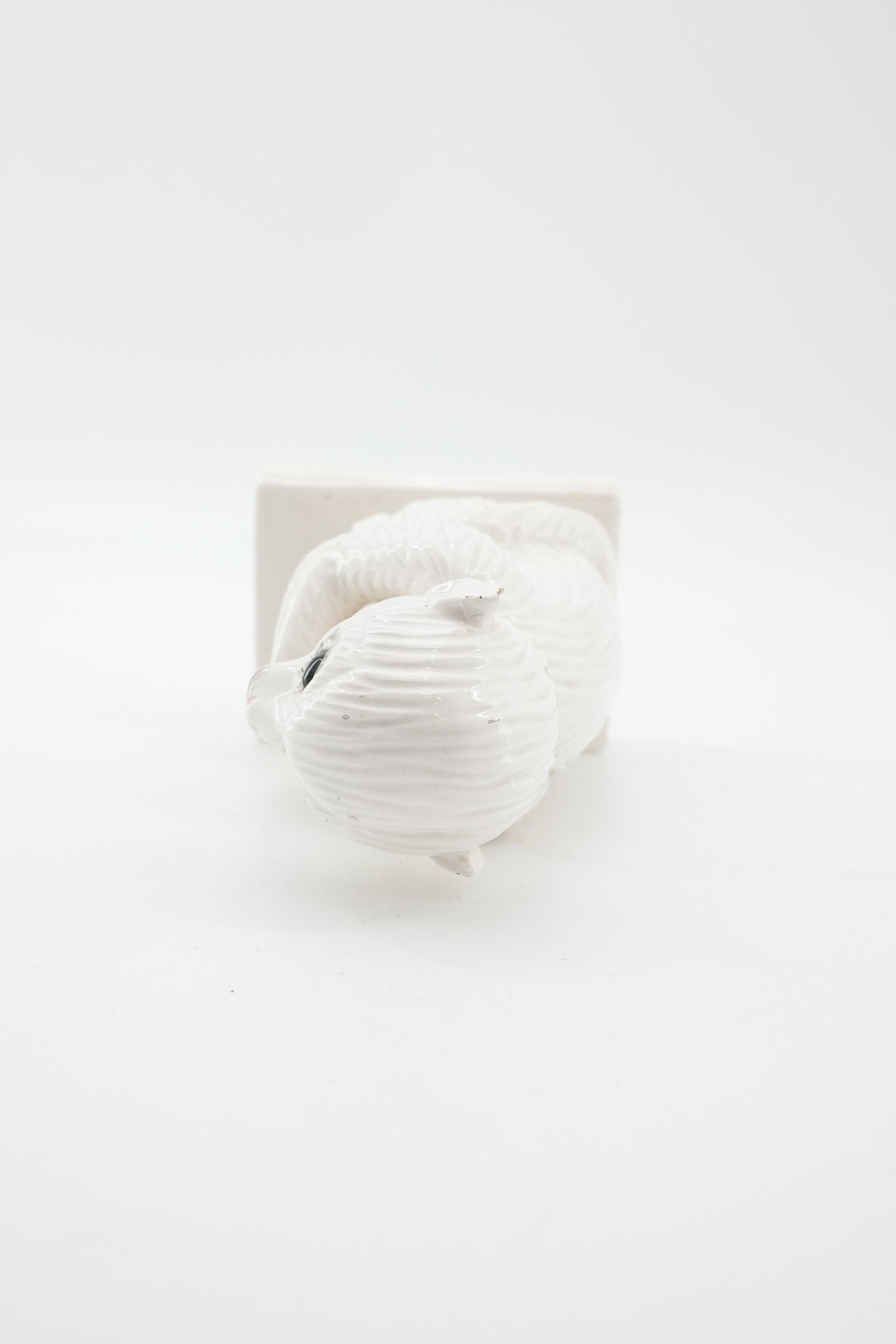 Vintage Ceramic Monkey Figurine Holding an Orb on Book Base / ヴィンテージ セラミック製 モンキーフィギュア（宝珠と本を抱えた猿）